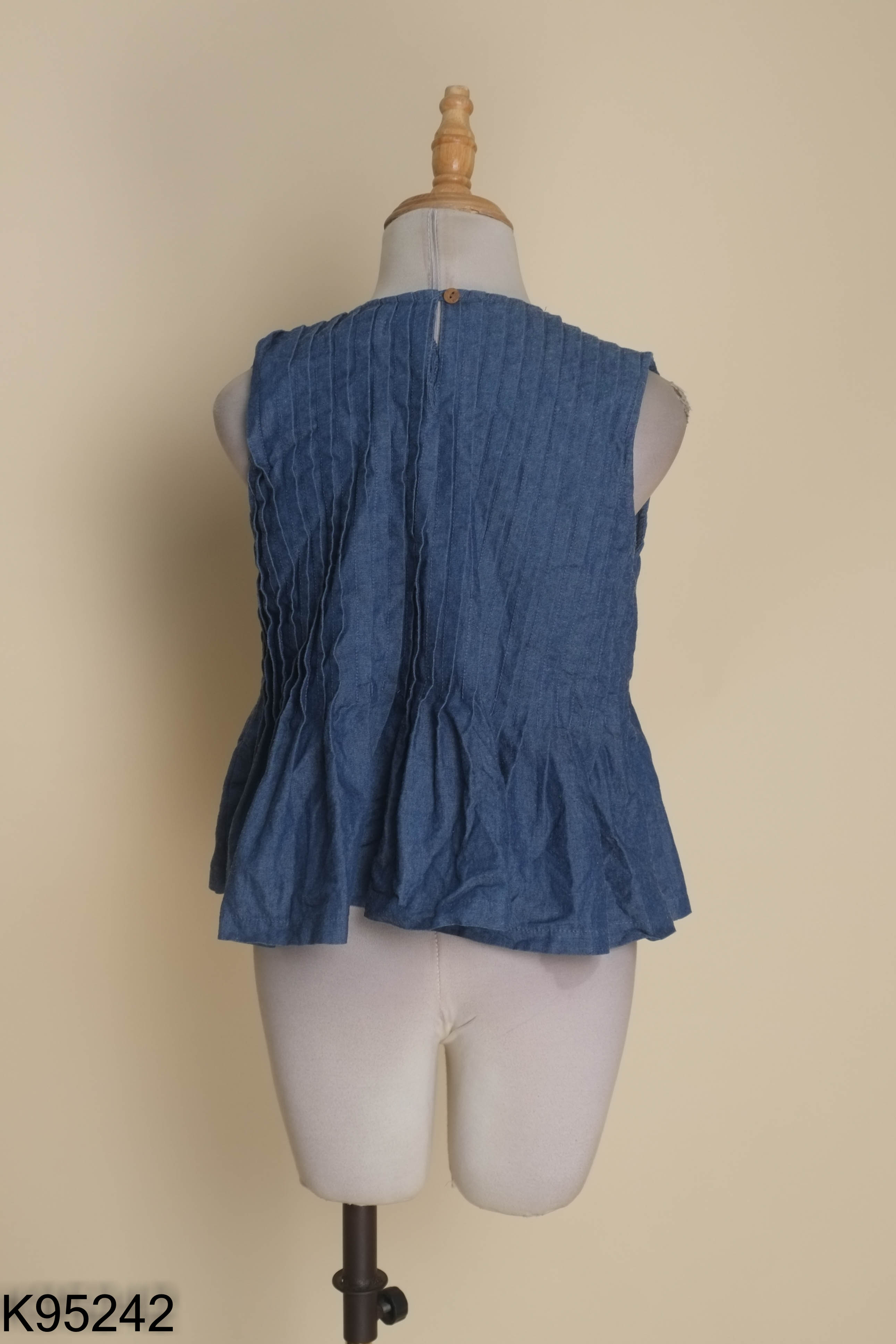 Áo jean xanh xếp ly