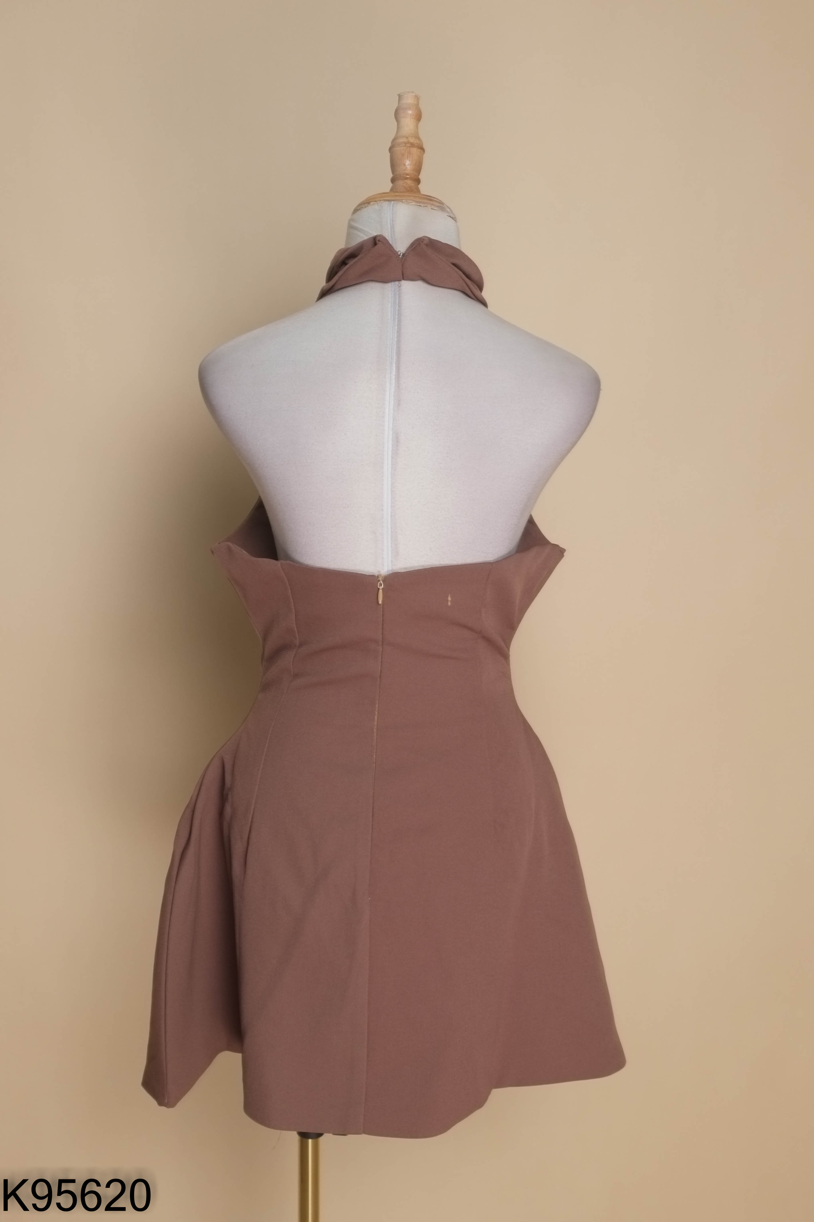 Váy nâu cổ yếm