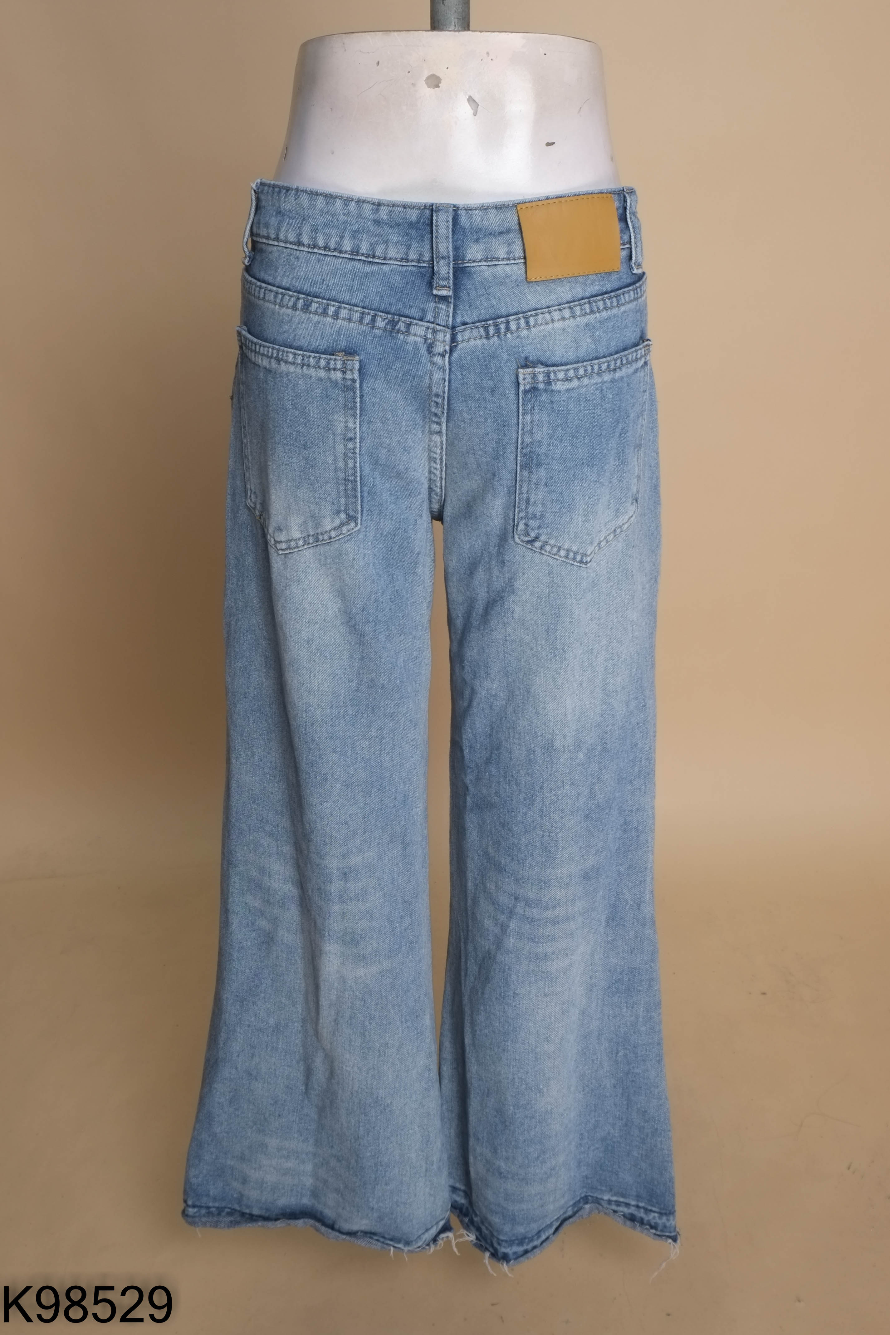 Quần jeans xanh ống rộng
