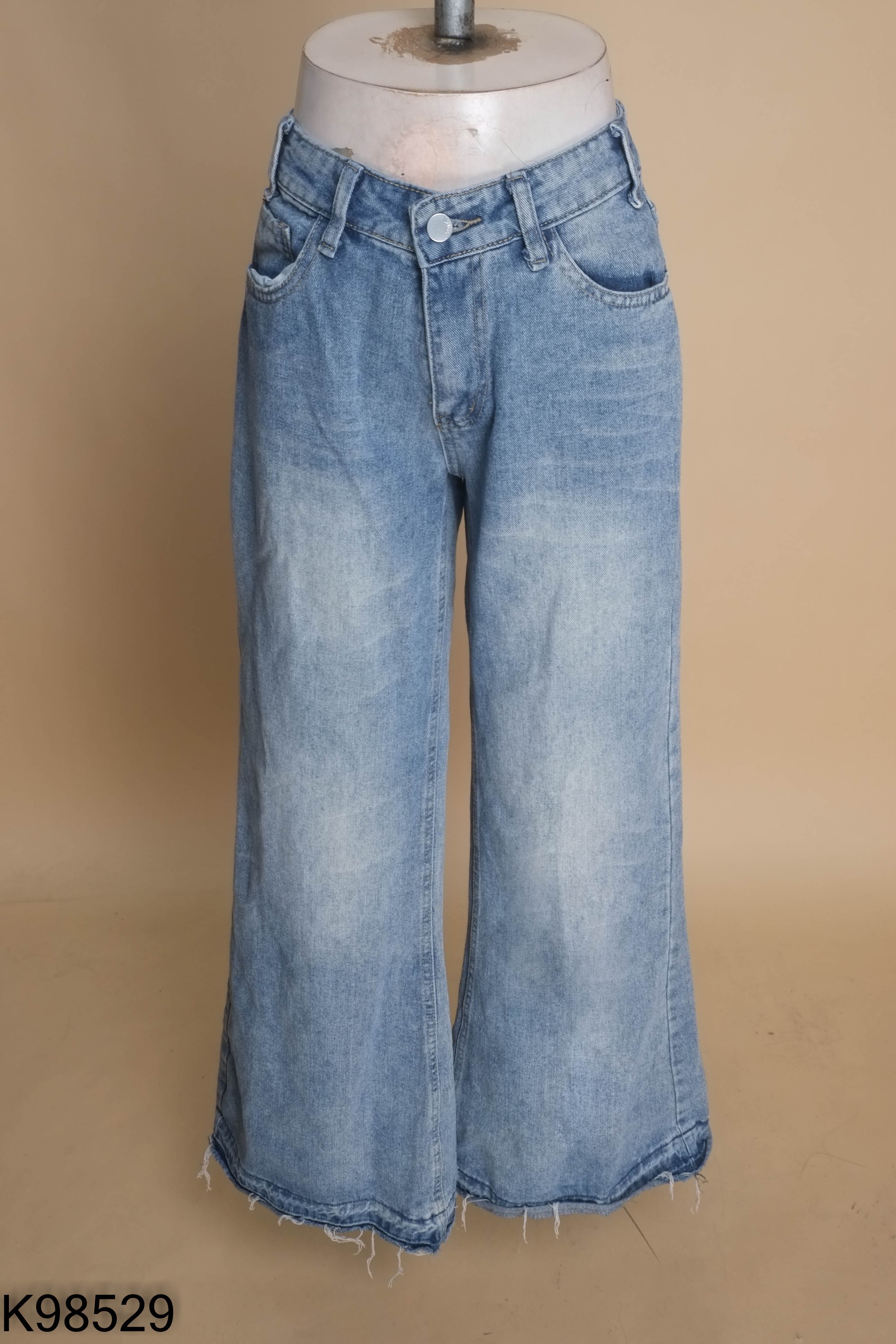 Quần jeans xanh ống rộng