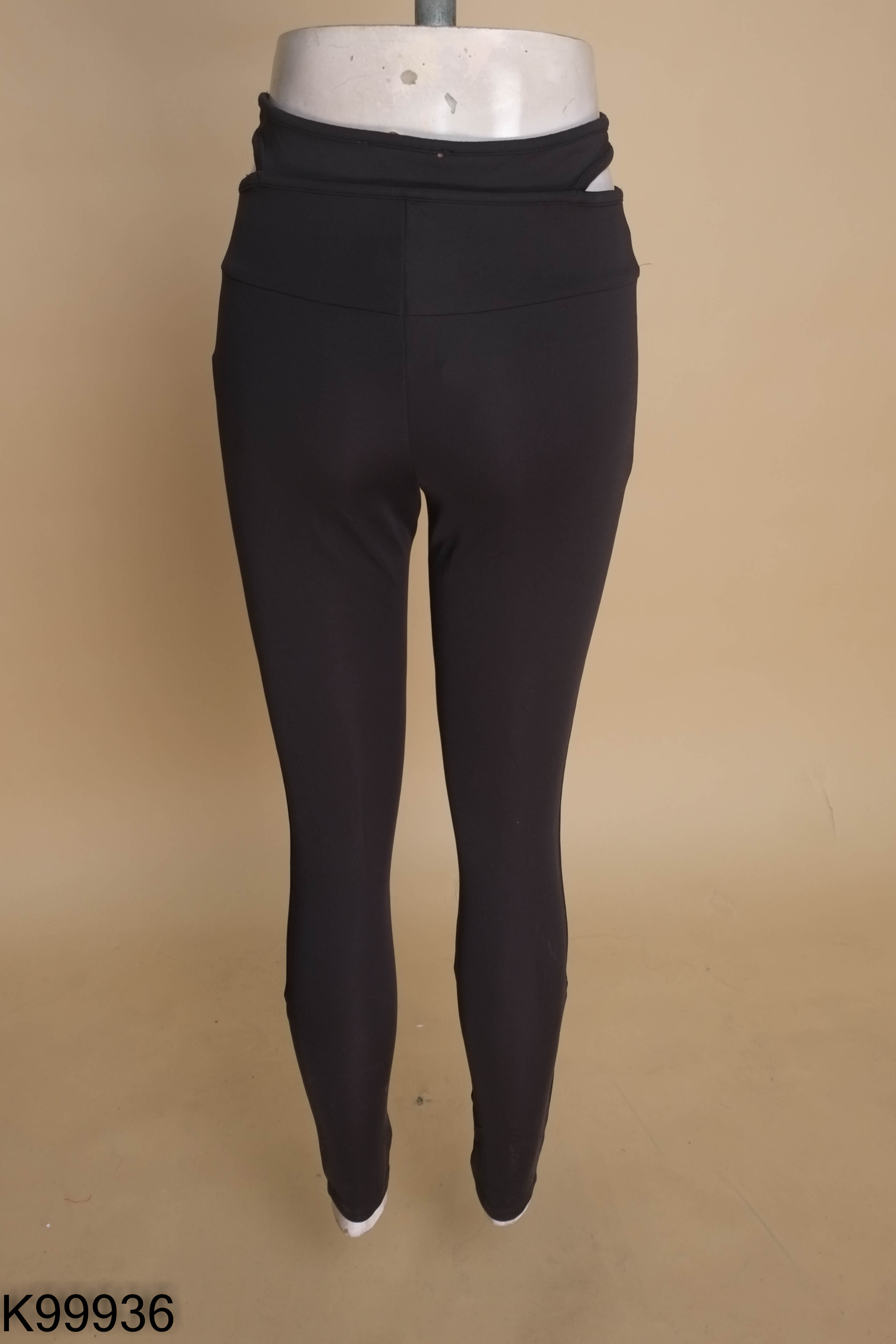 Quần tập đen BERSHKA hở eo