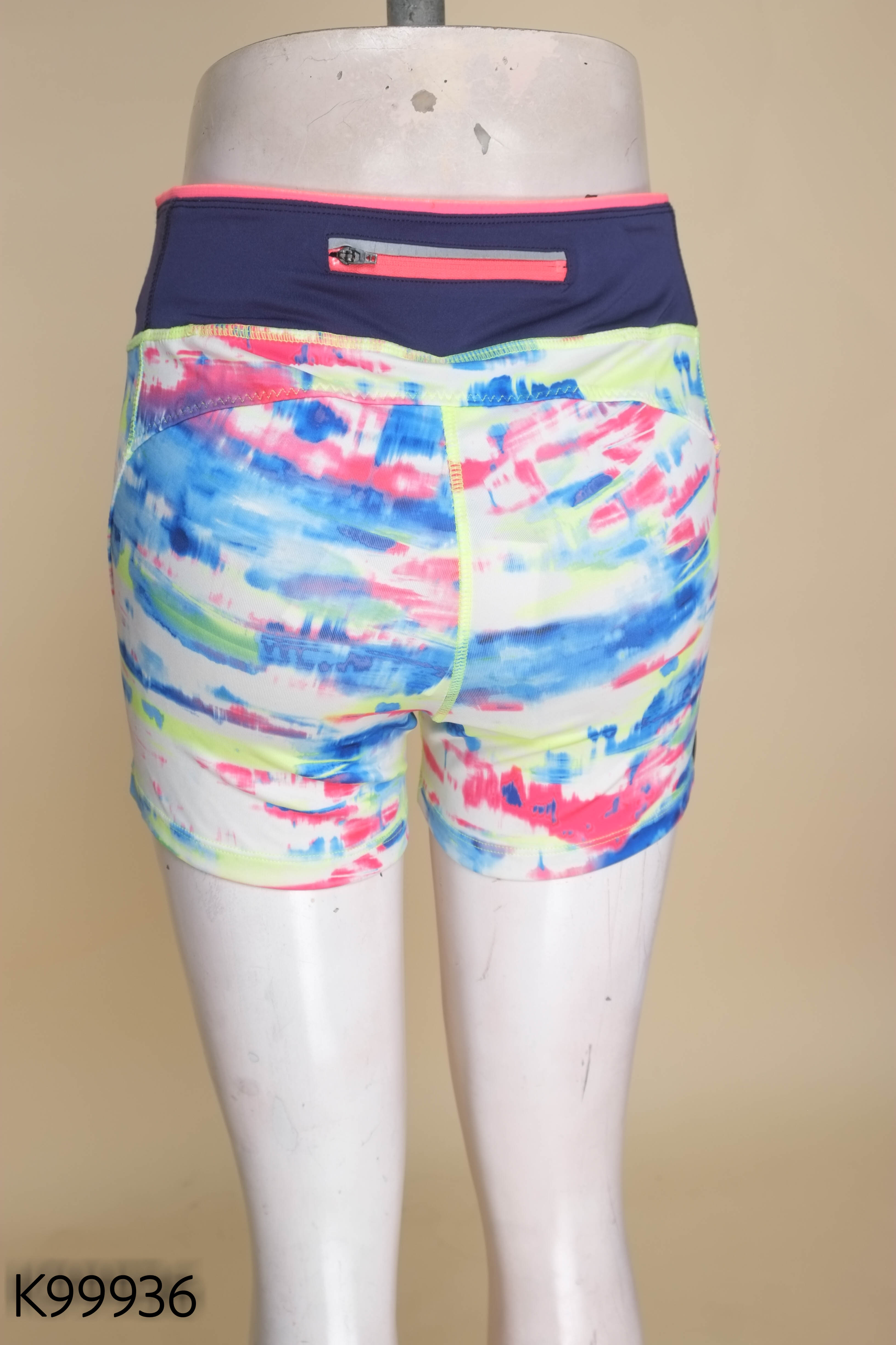 NEWTAG quần short BERSHKA trắng họa tiết