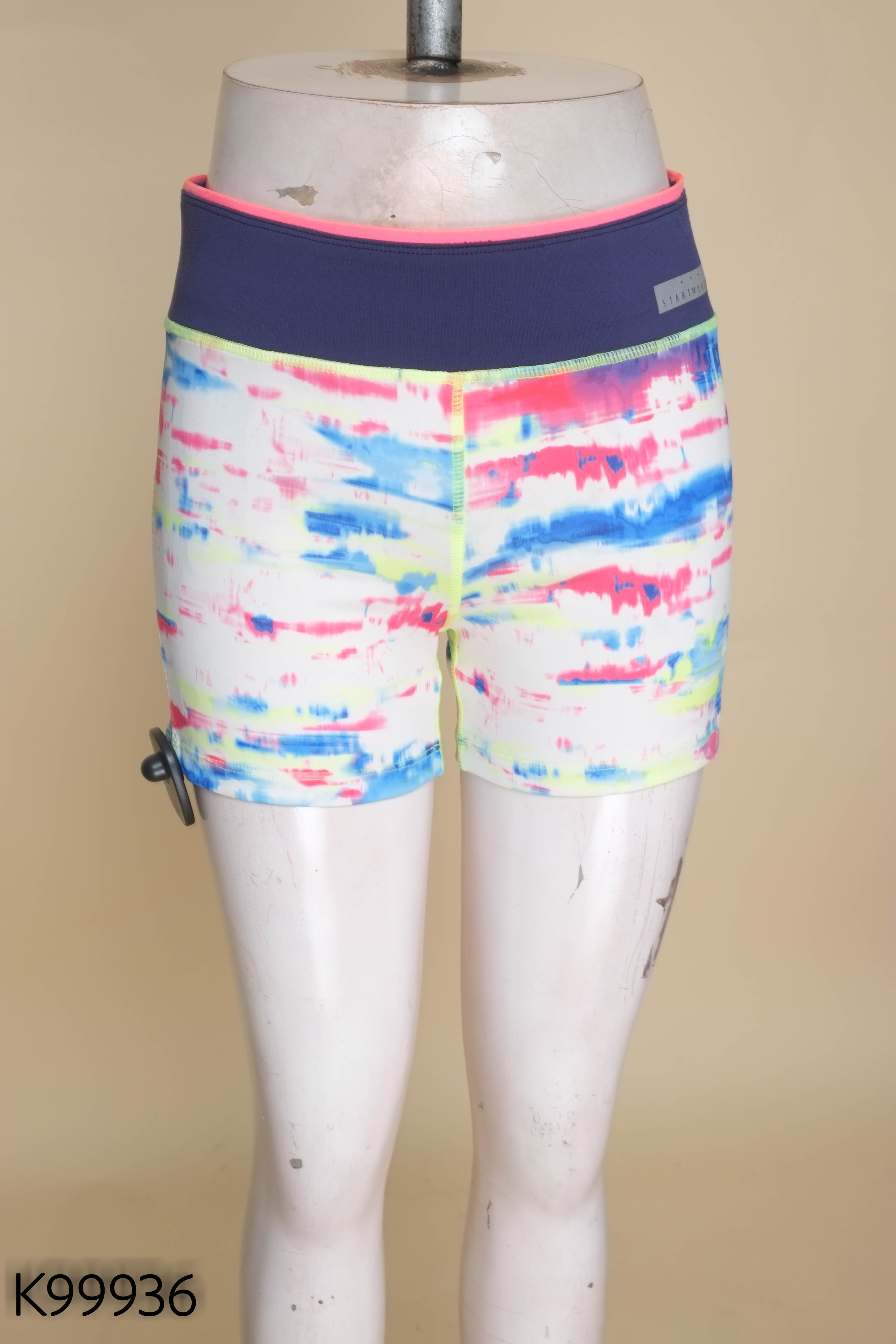 NEWTAG quần short BERSHKA trắng họa tiết