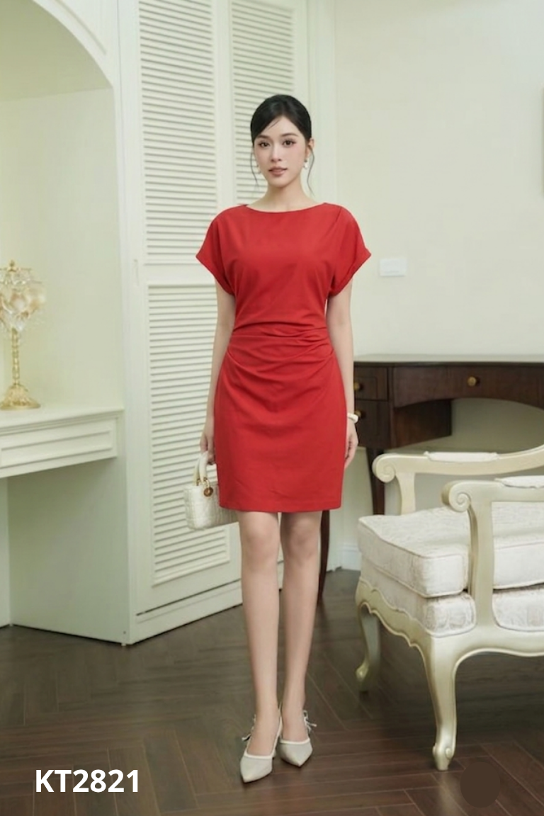 Váy đỏ xếp ly eo