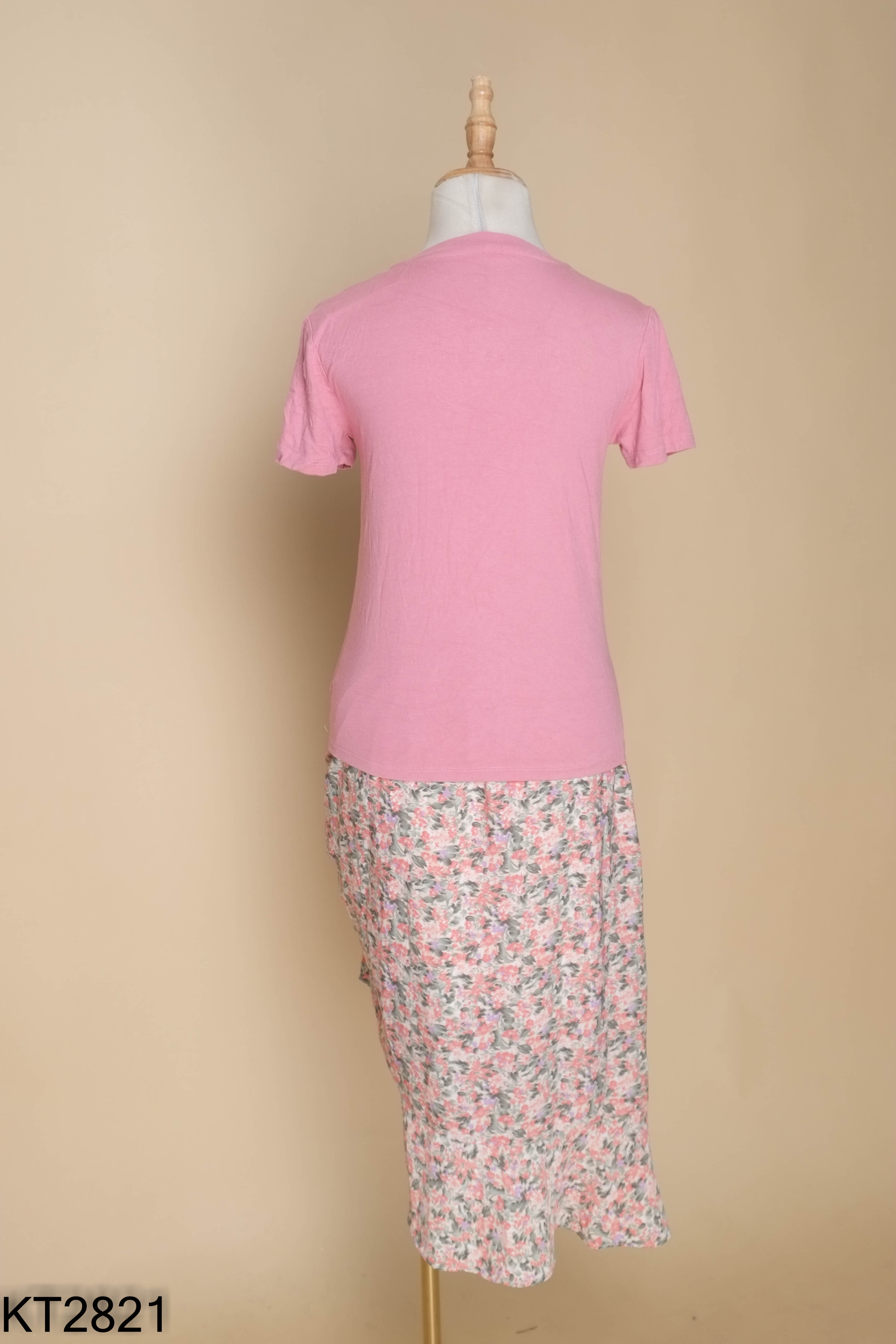 Set áo thun hồng + chân váy họa tiết hoa