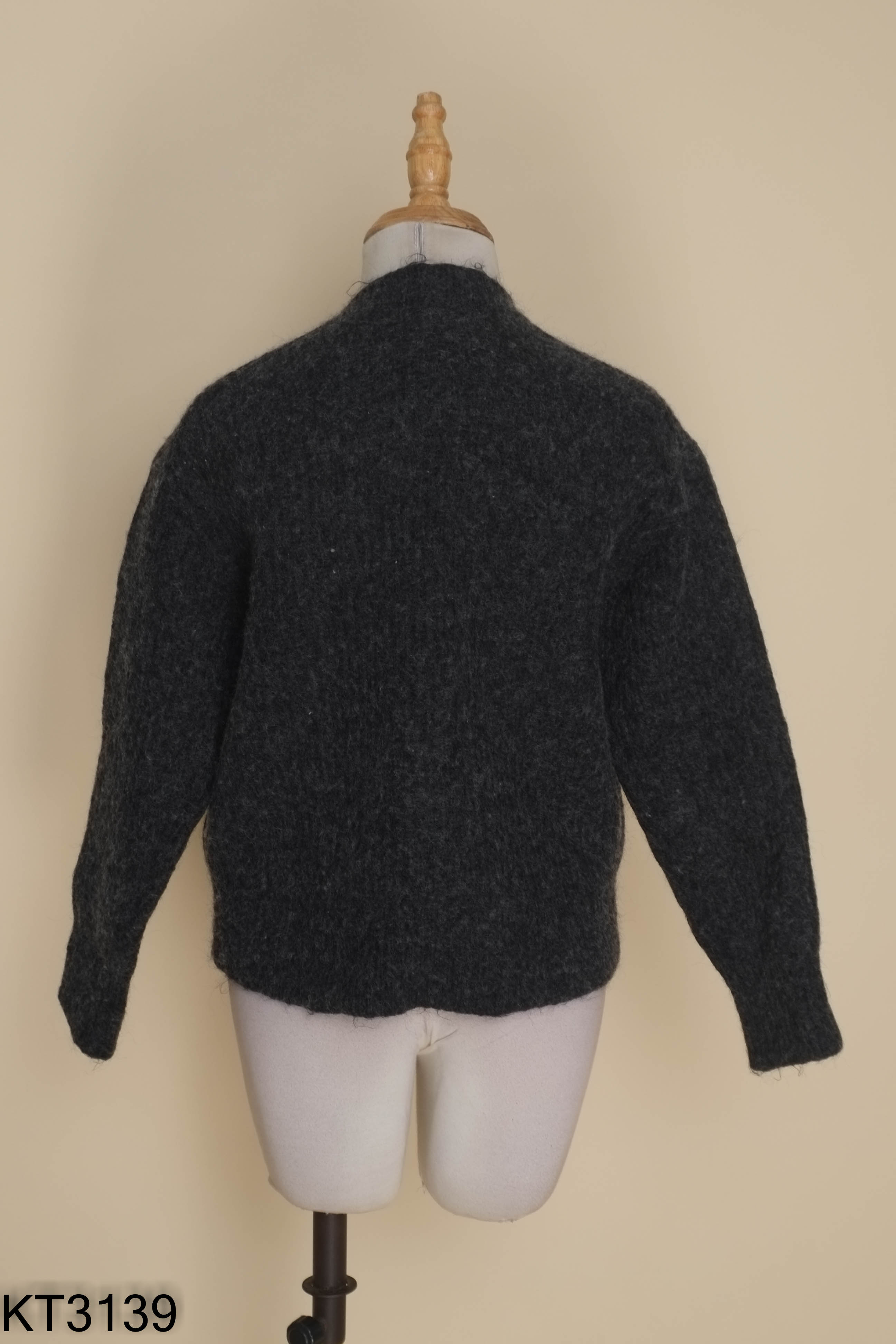 KT313910123-Áo len UNIQLO đen cổ tim