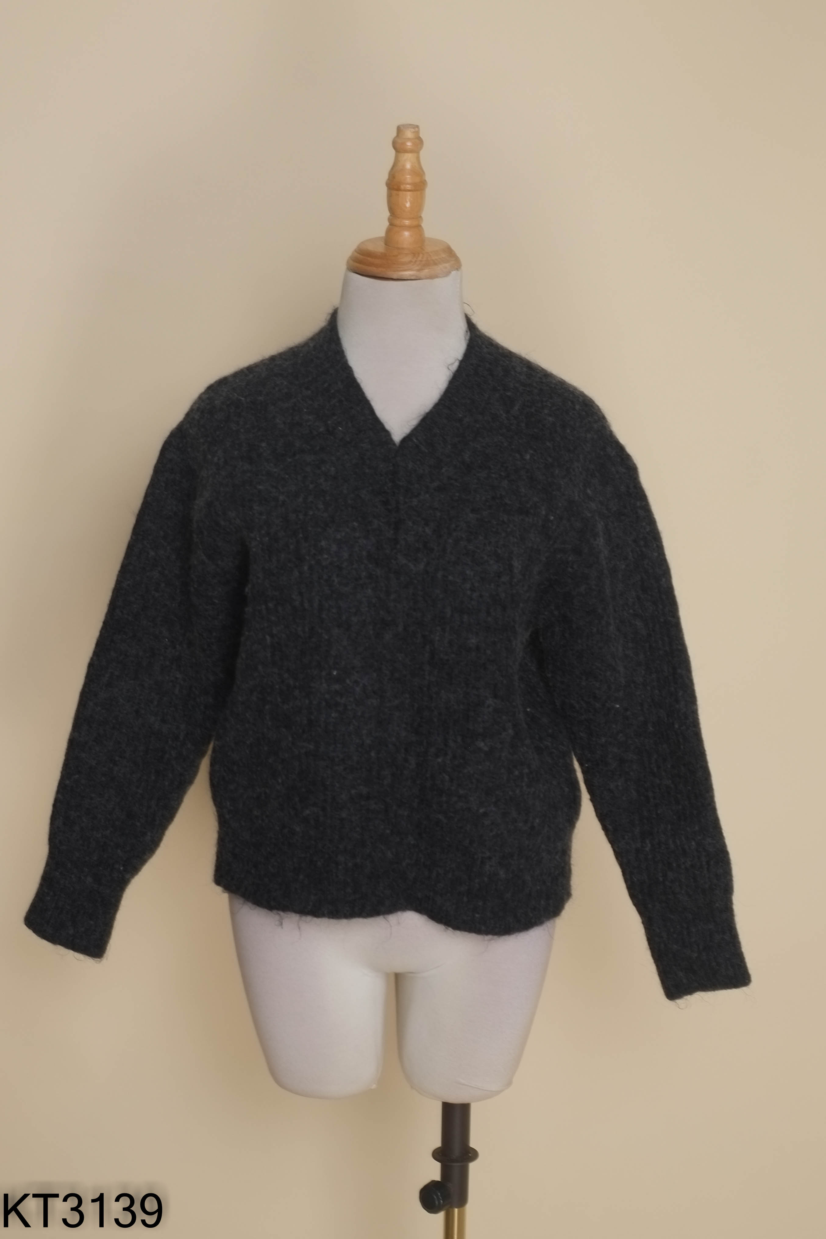 KT313910123-Áo len UNIQLO đen cổ tim