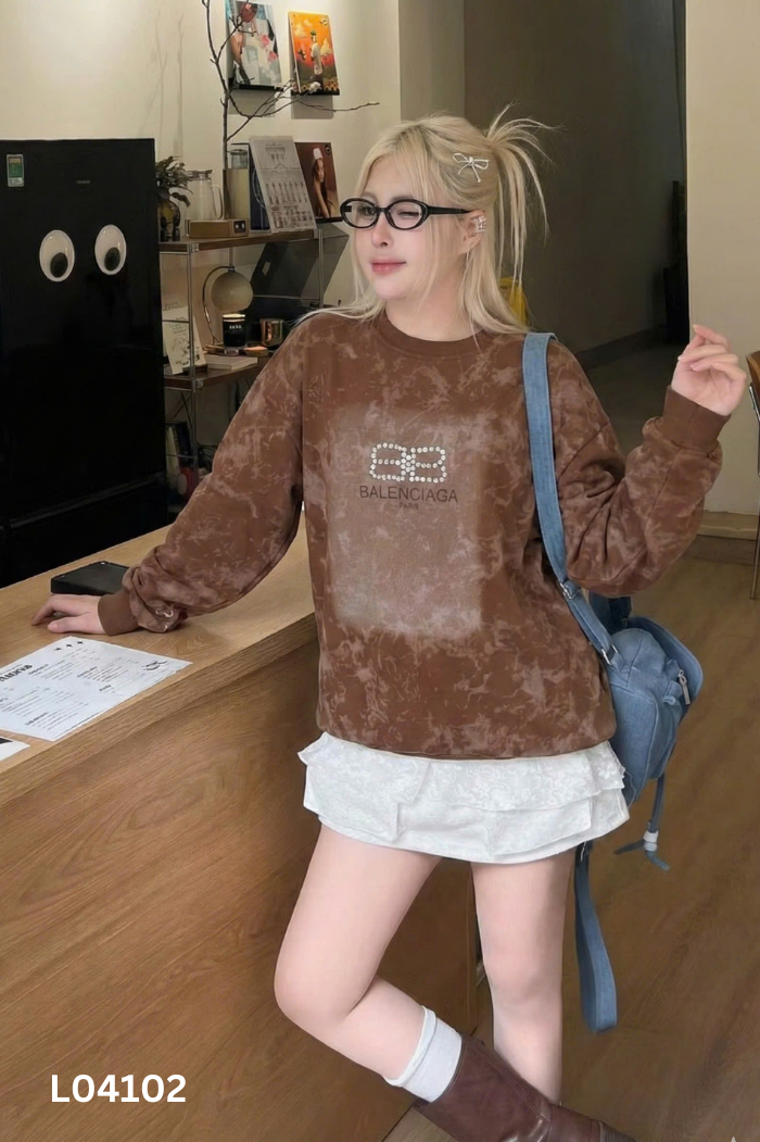Áo nỉ nâu loang đính đá