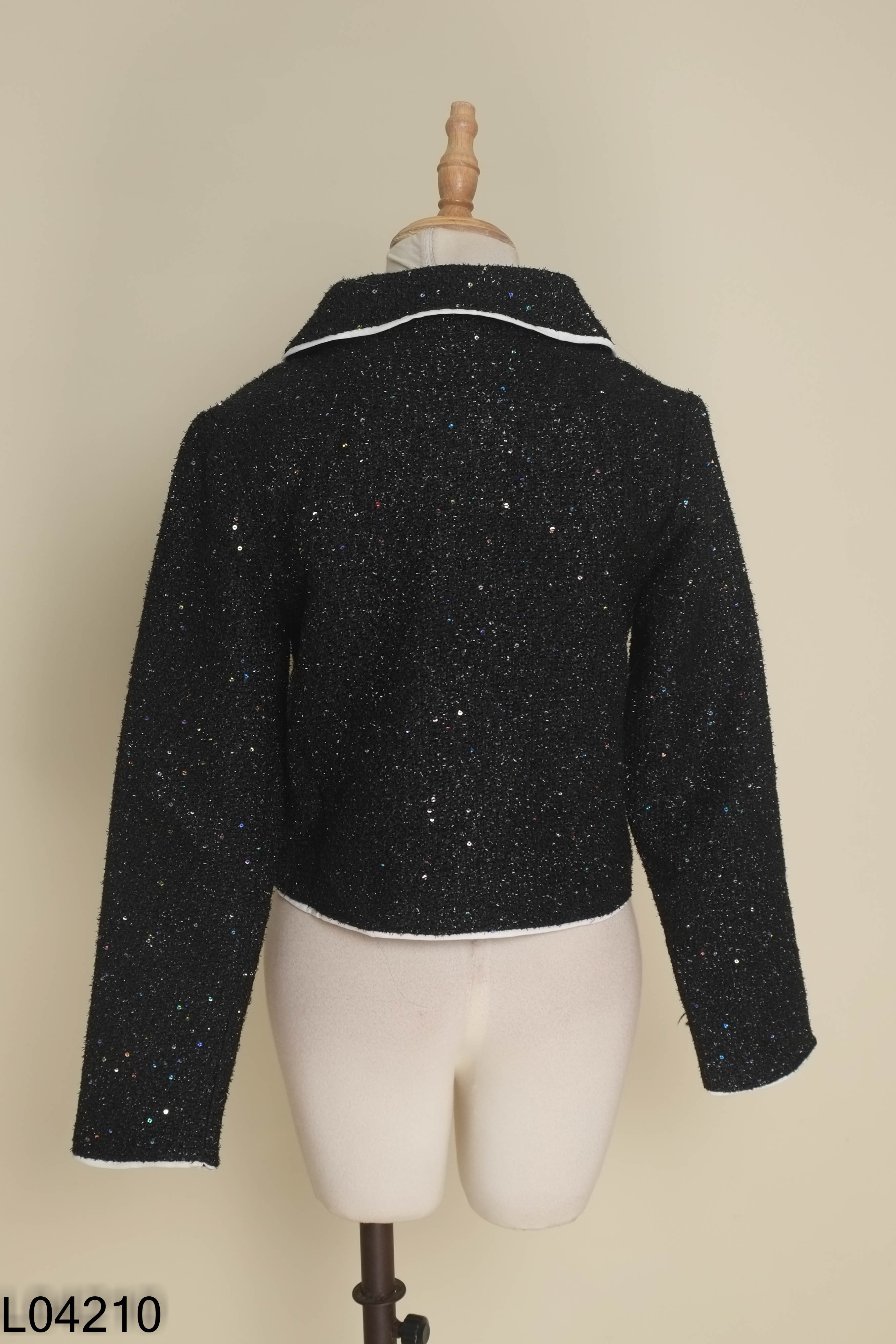 Áo dạ tweed đen viền trắng đính sequin