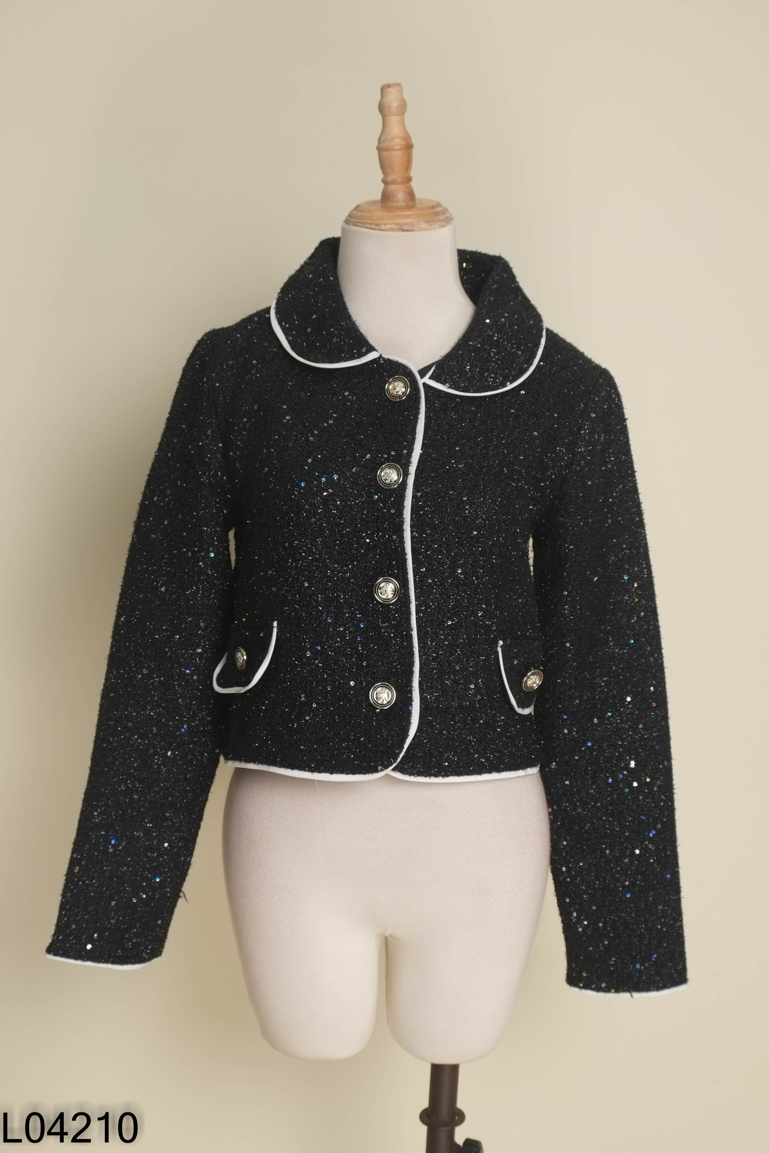 Áo dạ tweed đen viền trắng đính sequin