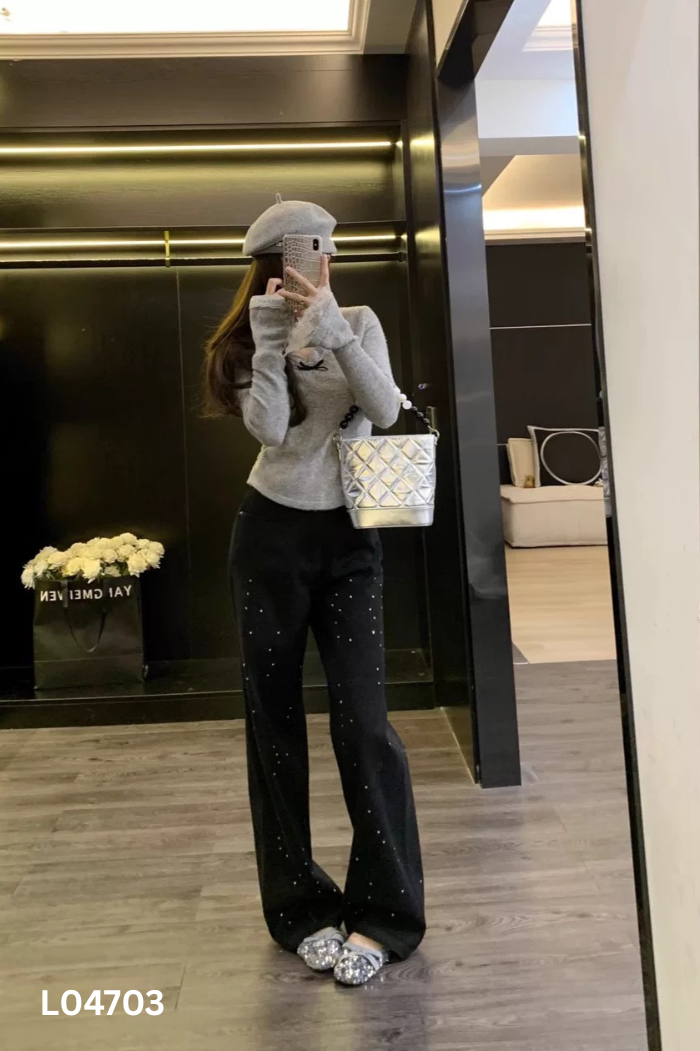 Quần jeans đen đính đá