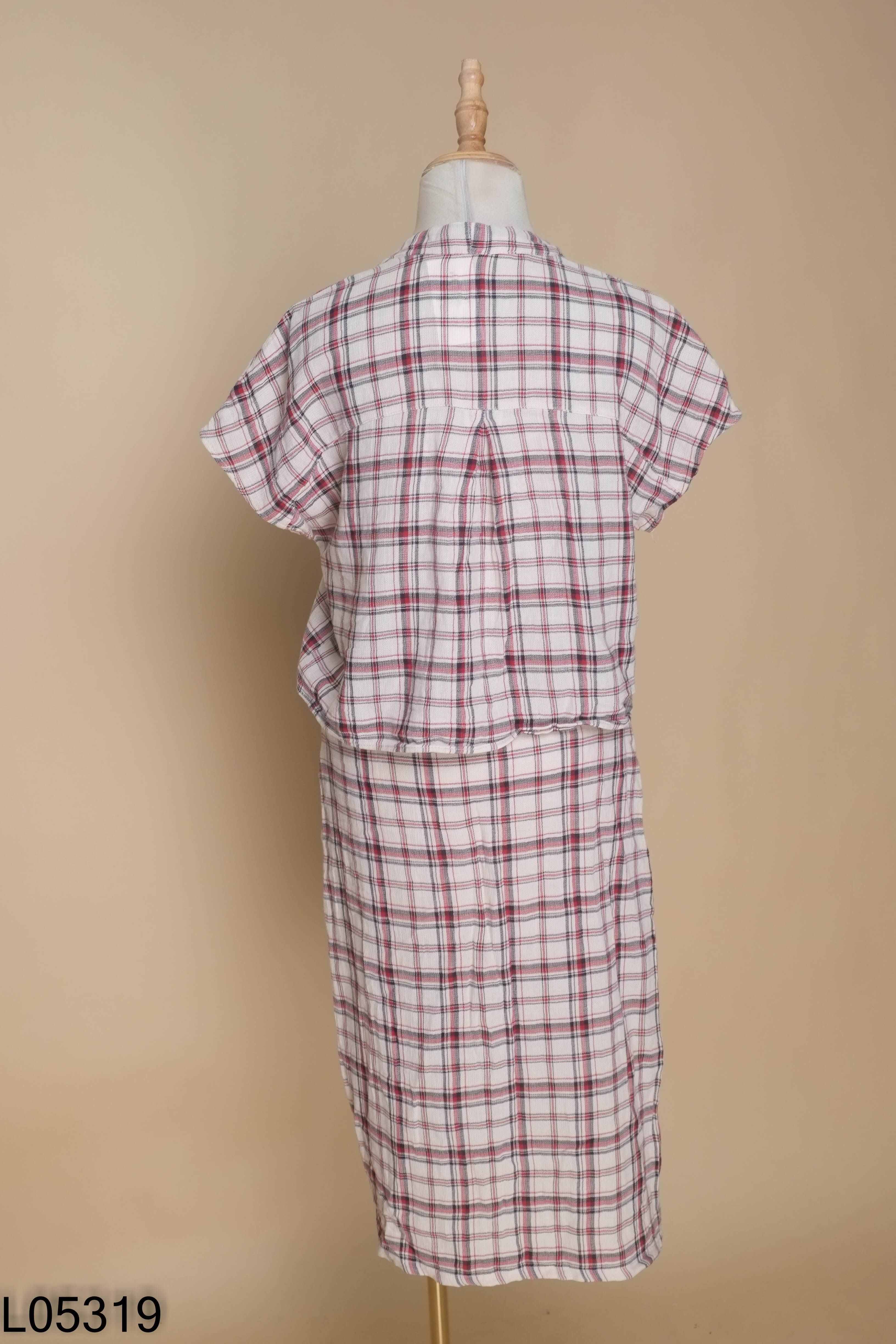 Set PULL BEAR áo + chân váy be caro đỏ đen