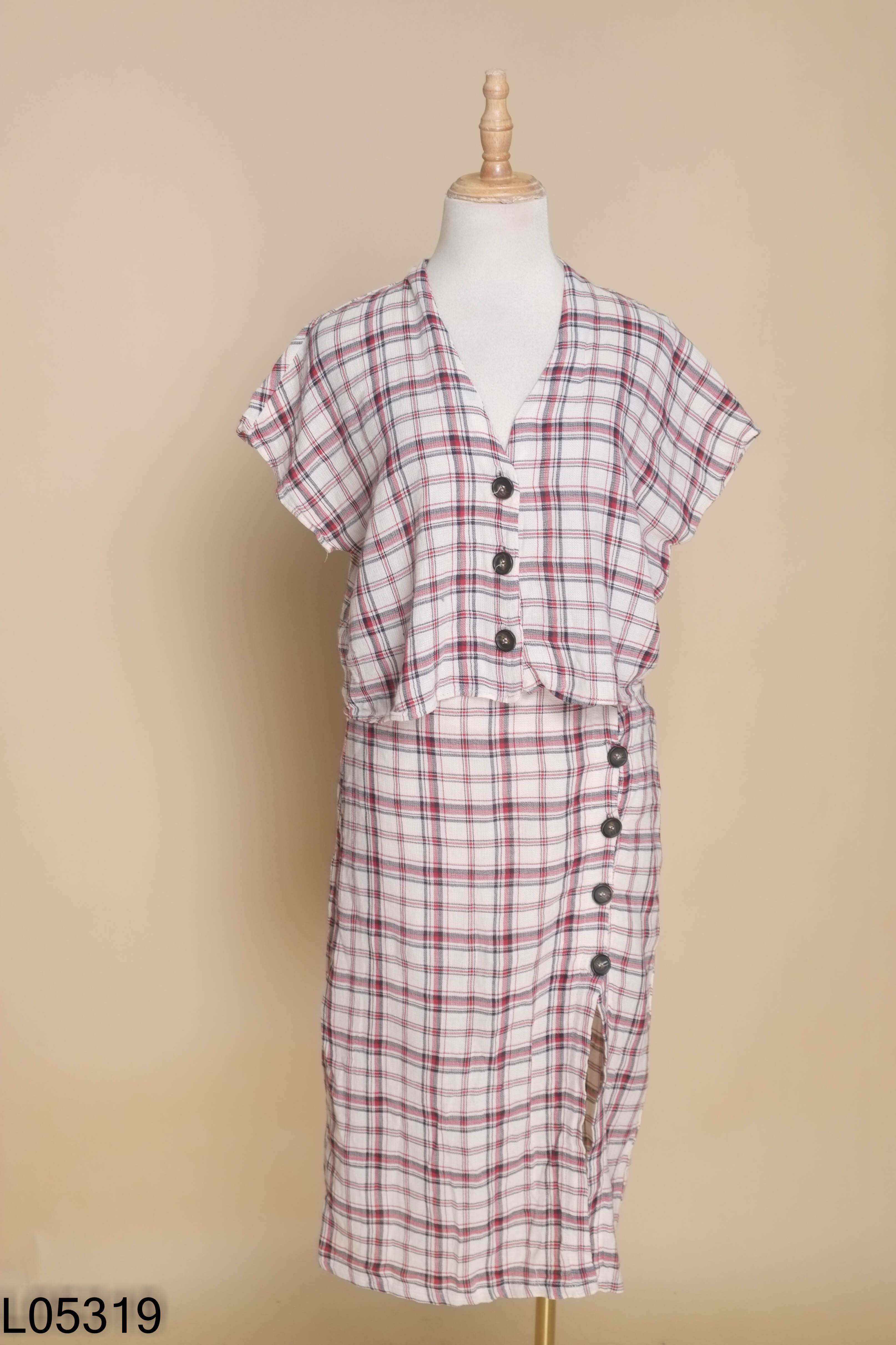 Set PULL BEAR áo + chân váy be caro đỏ đen