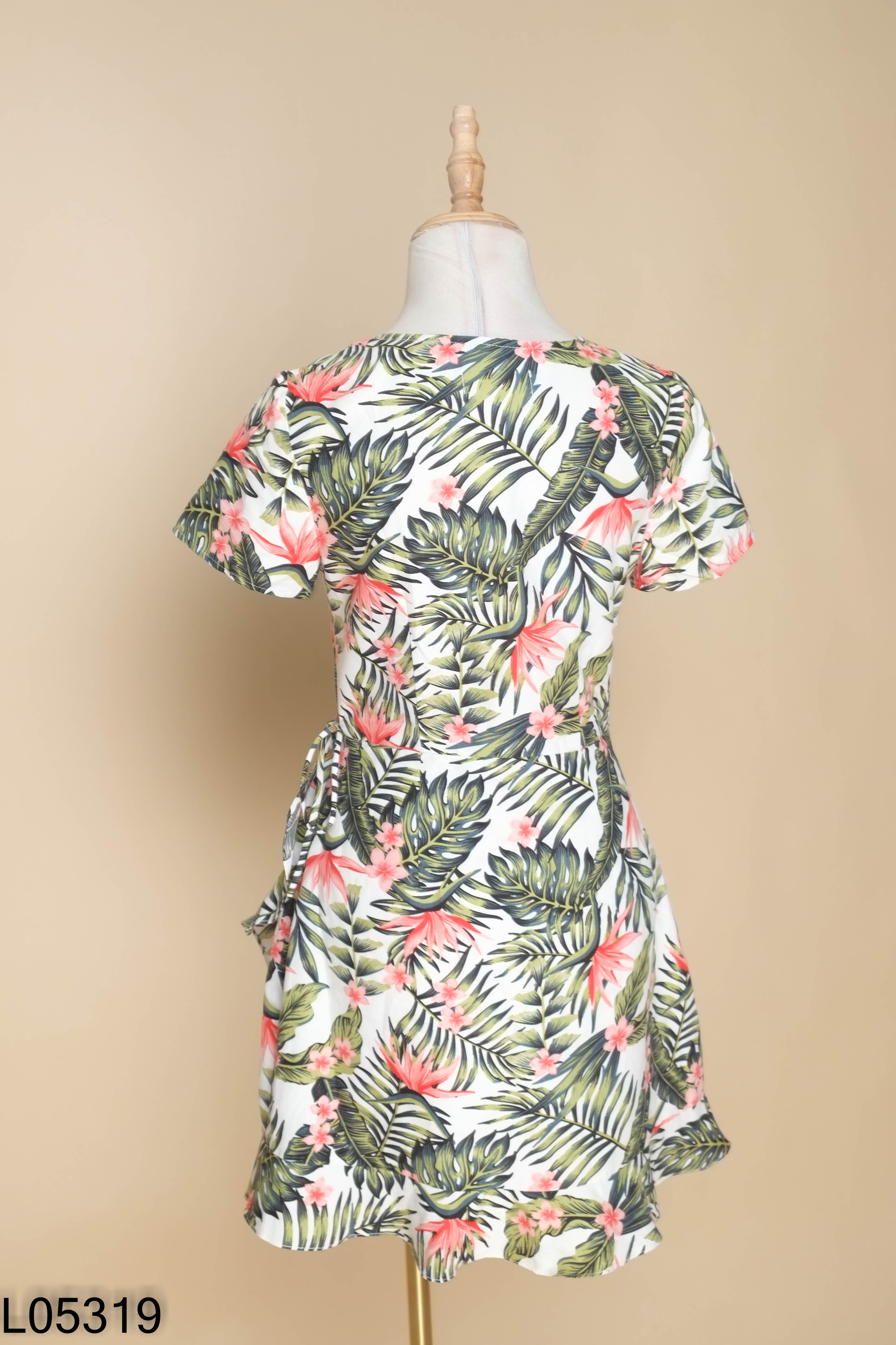 Váy ADORE DRESS be họa tiết lá