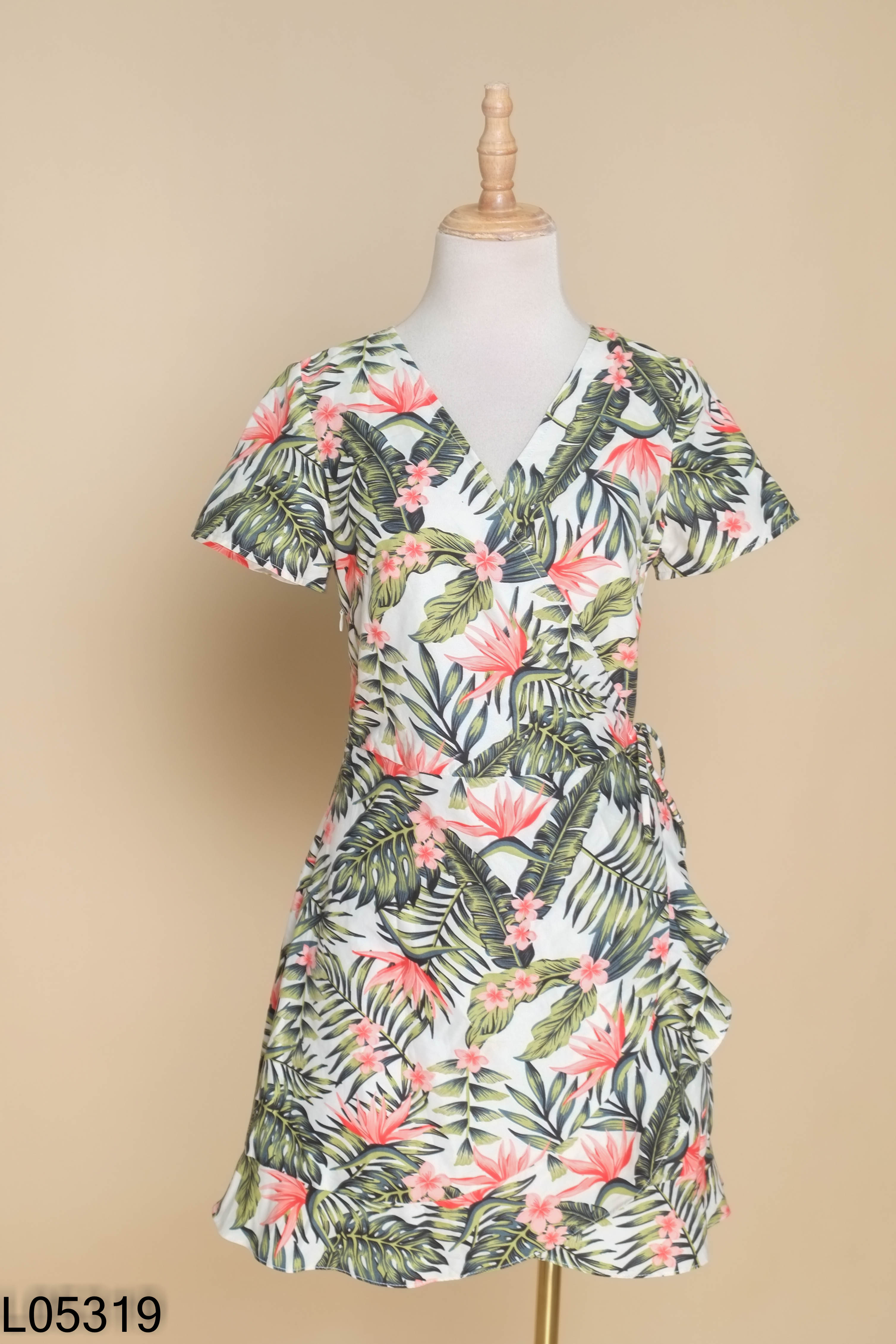 Váy ADORE DRESS be họa tiết lá