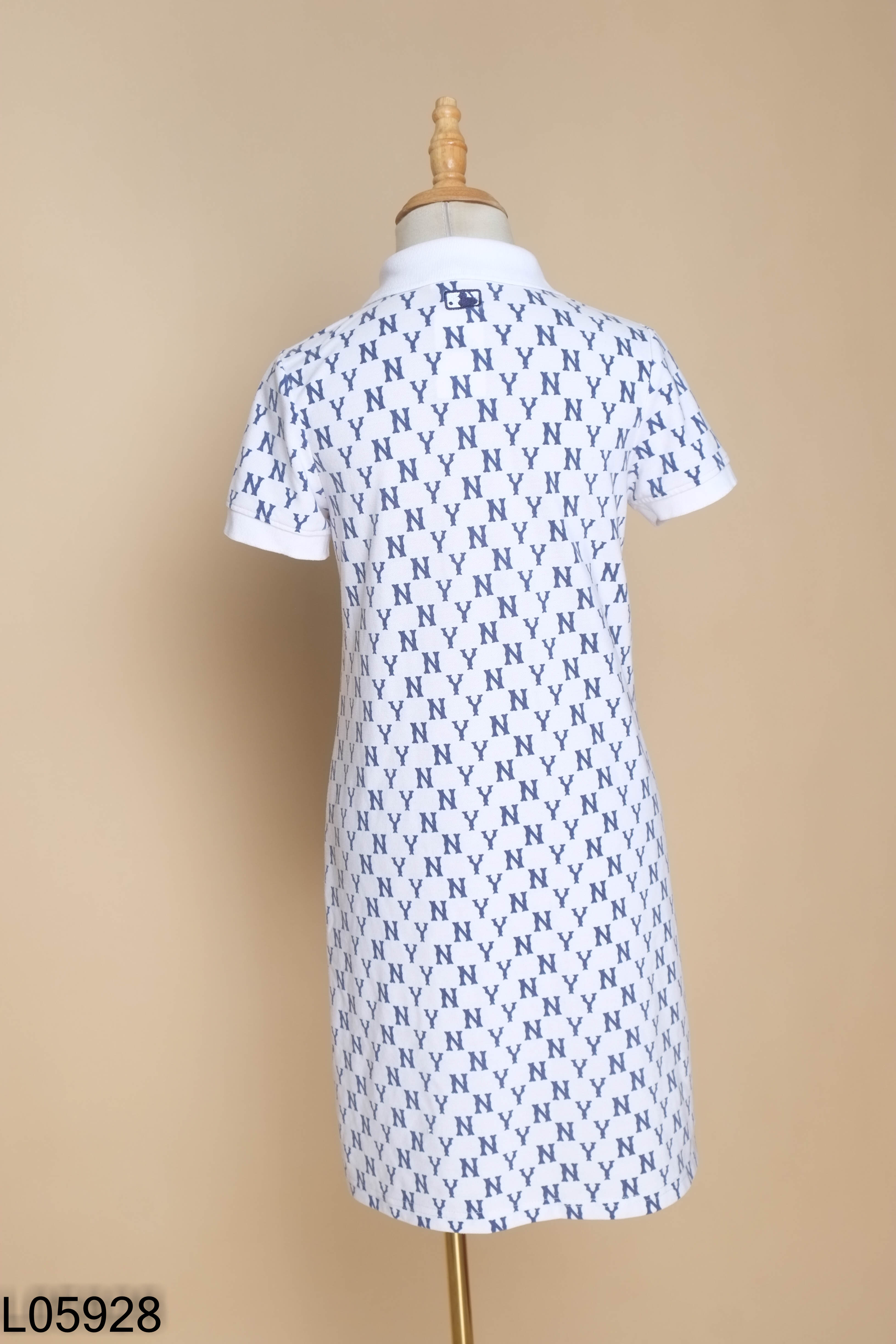 Váy polo trắng họa tiết chữ xanh