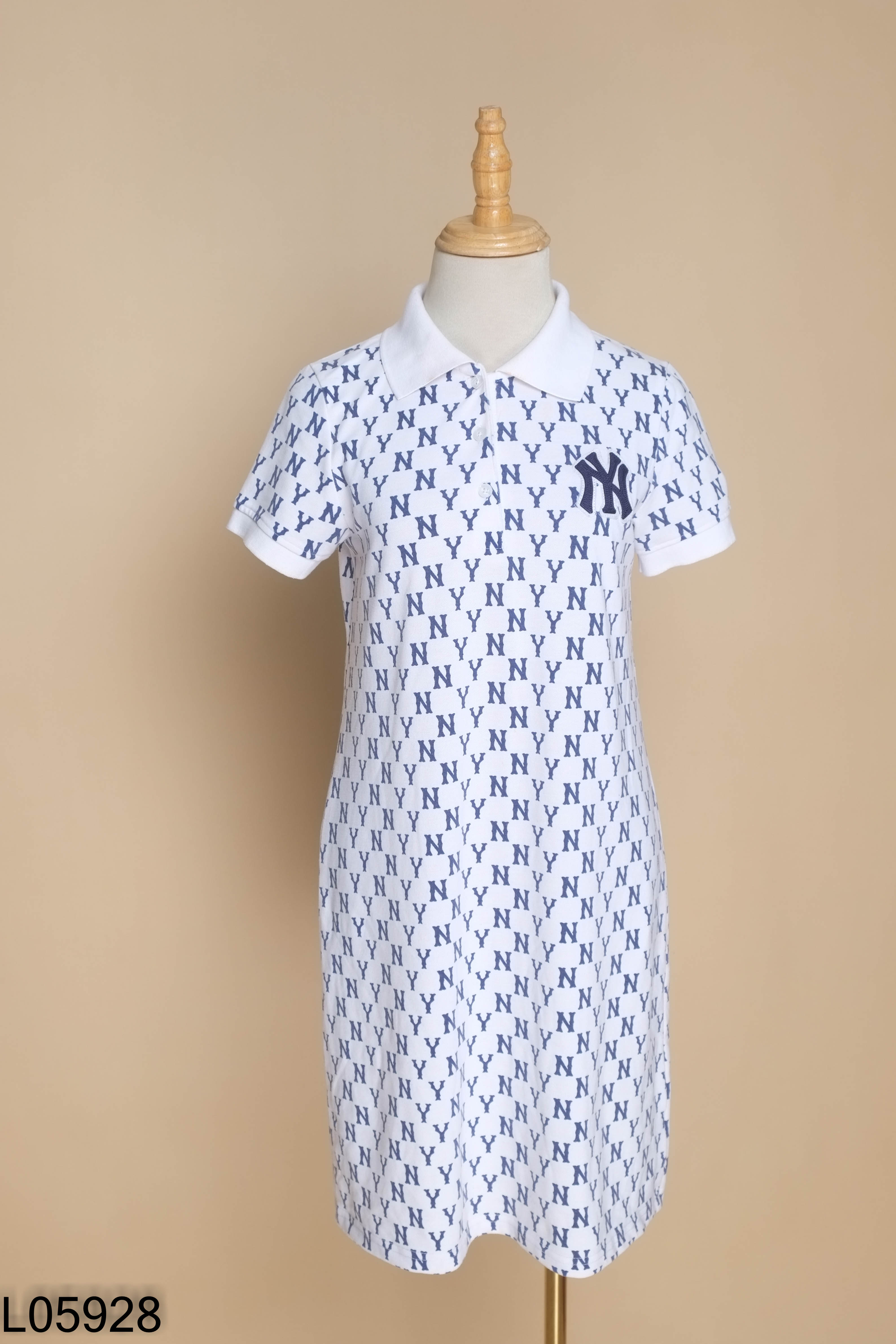 Váy polo trắng họa tiết chữ xanh
