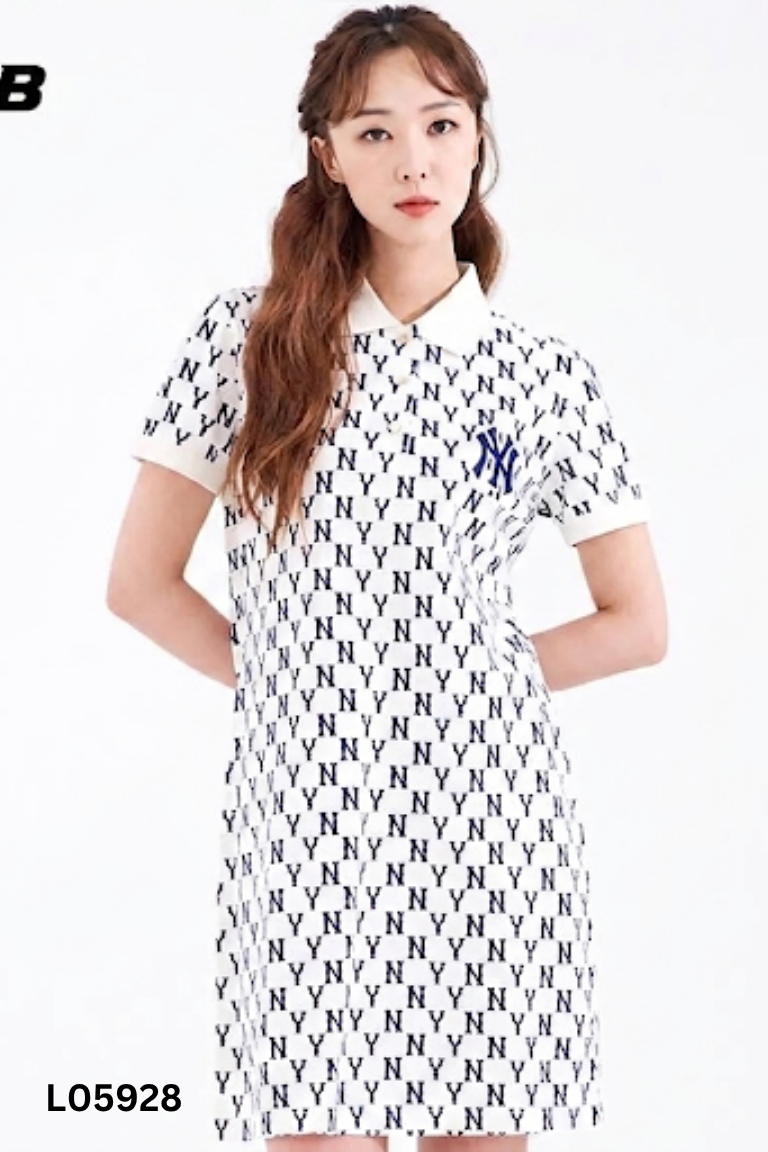 Váy polo trắng họa tiết chữ xanh