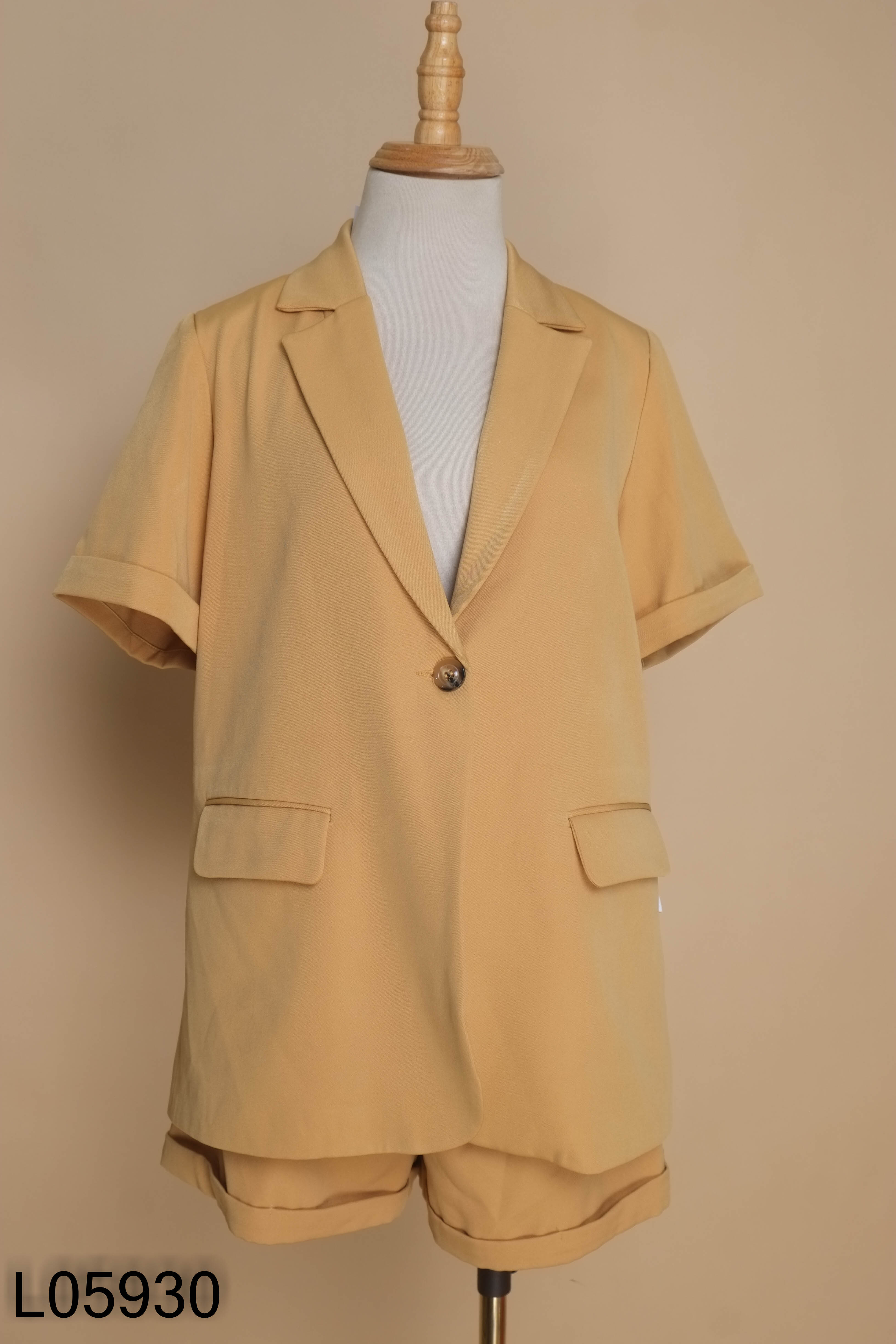 Set Áo blazer nâu be BAZA ngắn tay + quần shorts