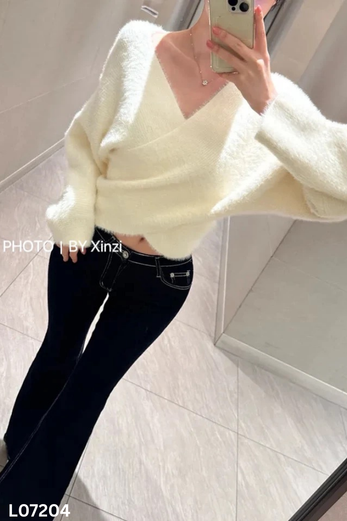 Áo len lông trắng cổ chéo
