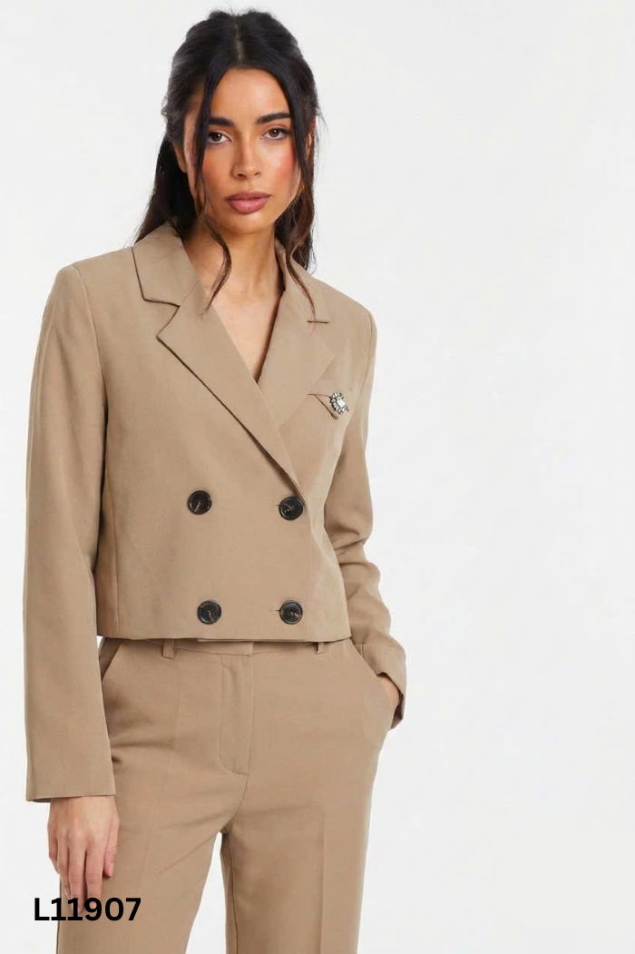Áo blazer be đính charm đá