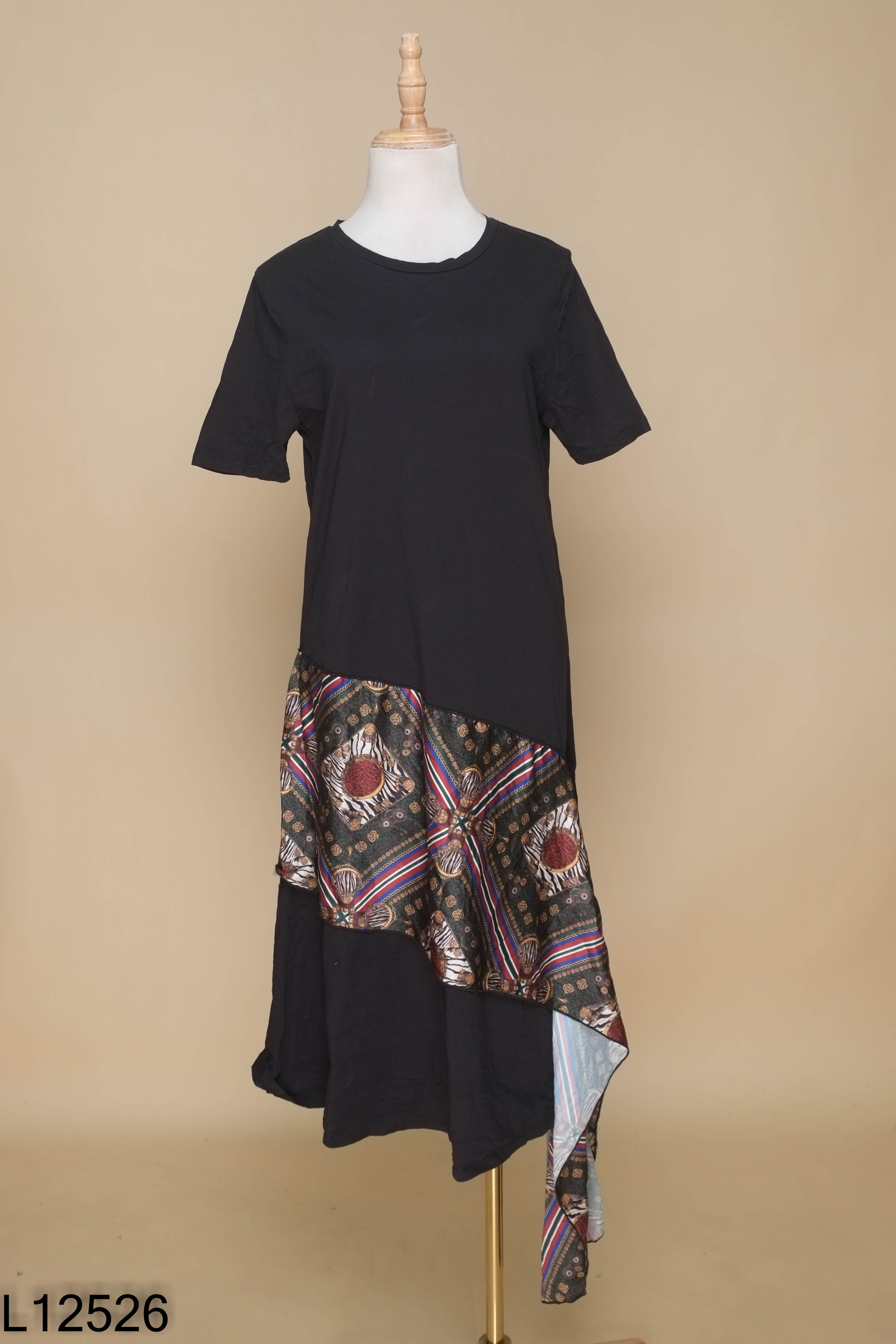 Váy đen ZARA phối lụa xanh họa tiết