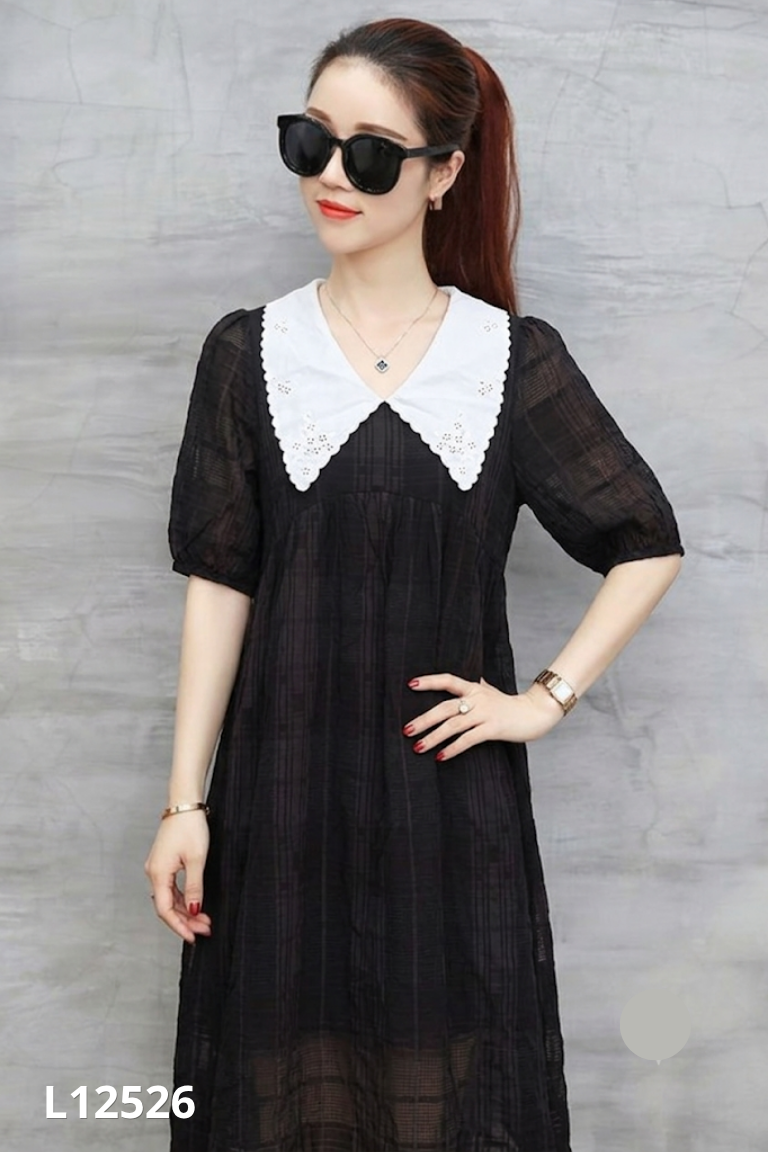 Váy đen cổ sen trắng