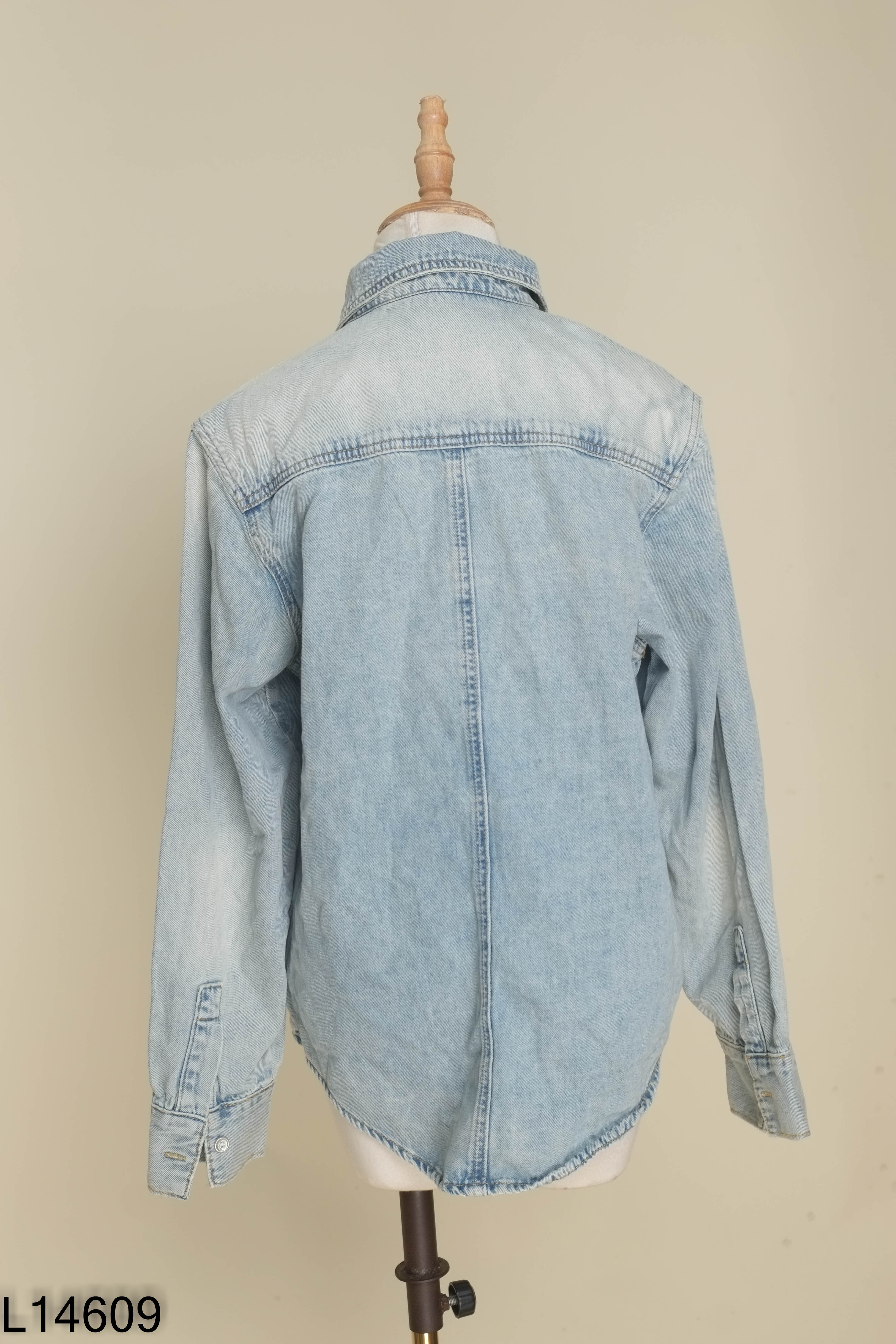 Áo sơ mi jeans xanh nhạt