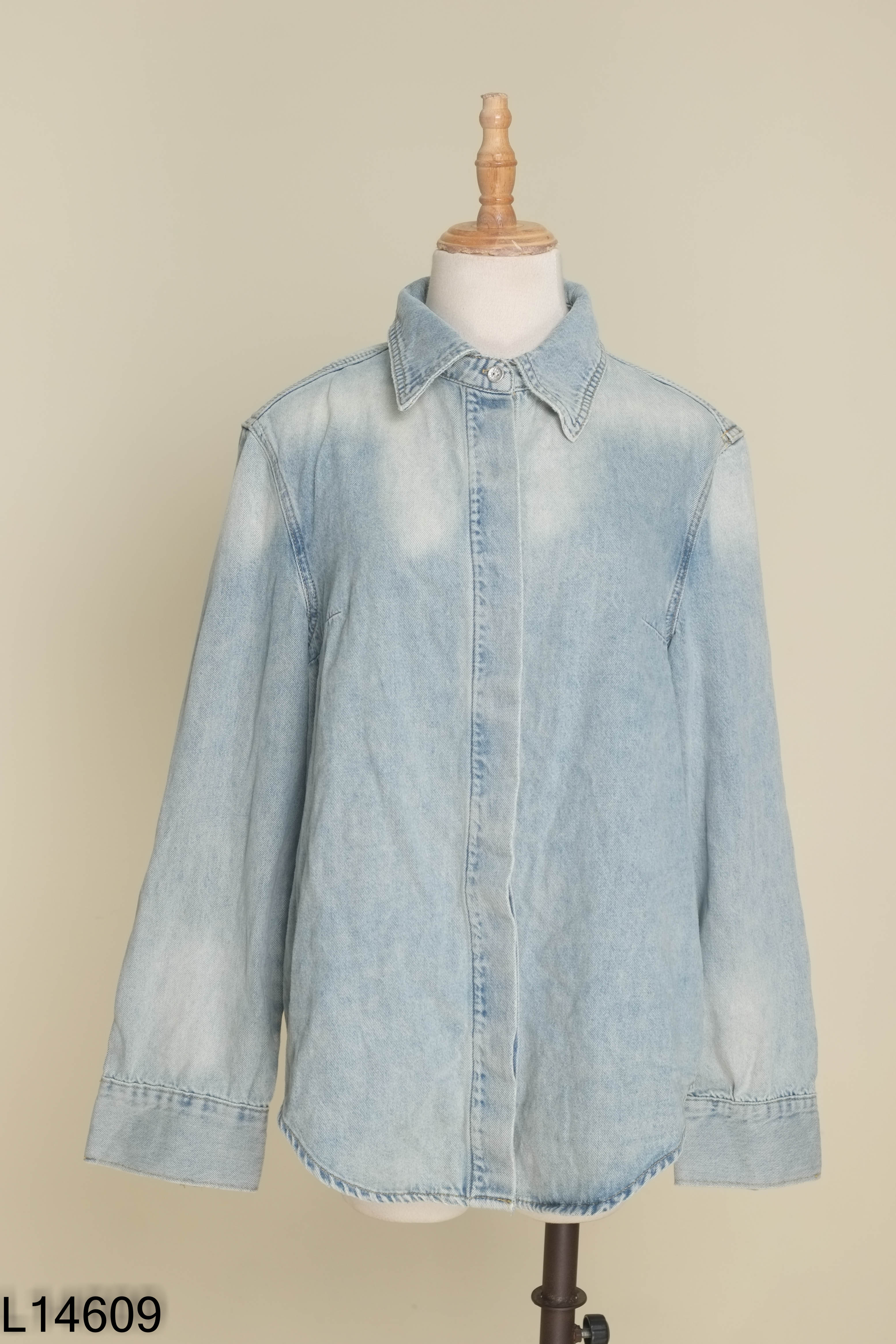 Áo sơ mi jeans xanh nhạt