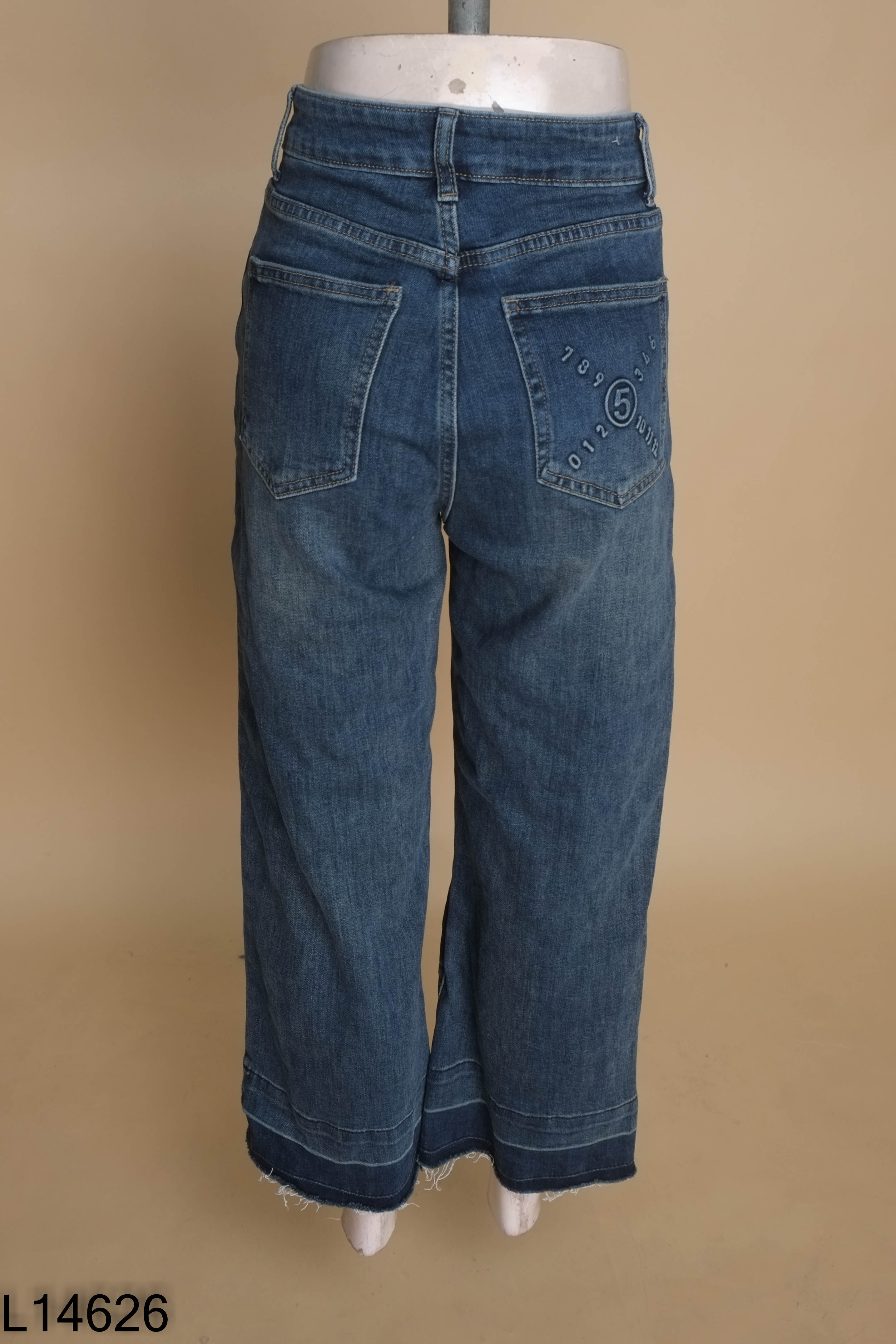 Quần jeans xanh tua rua