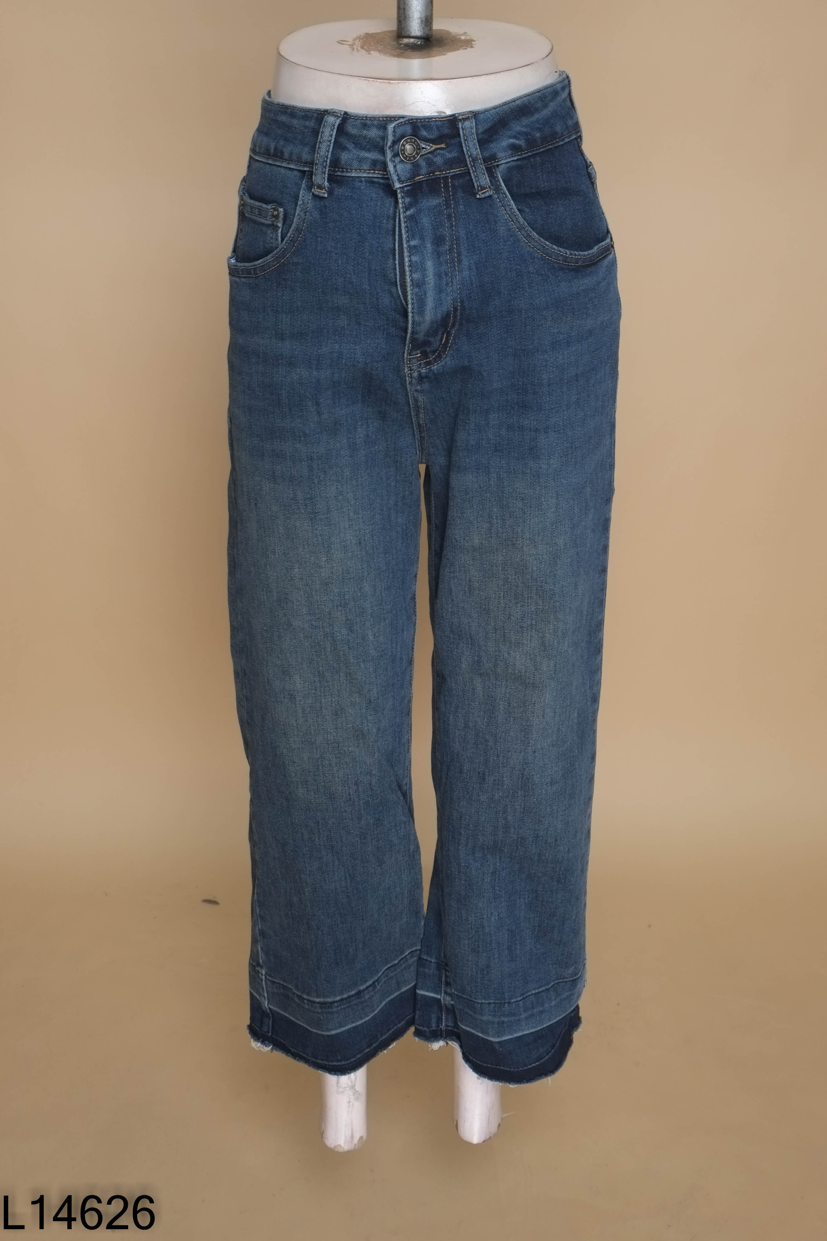 Quần jeans xanh tua rua