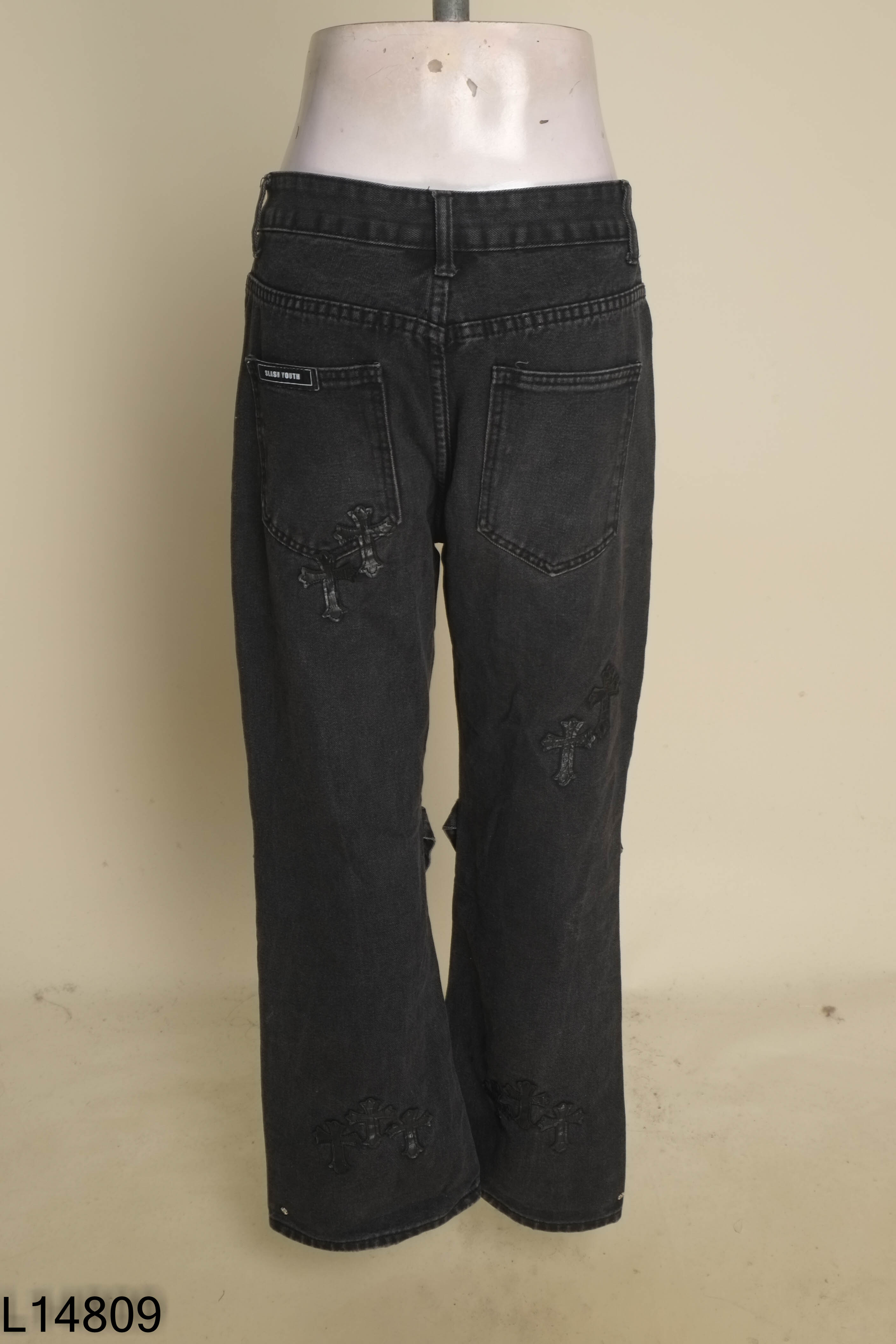 Quần jeans đen họa tiết ống loe