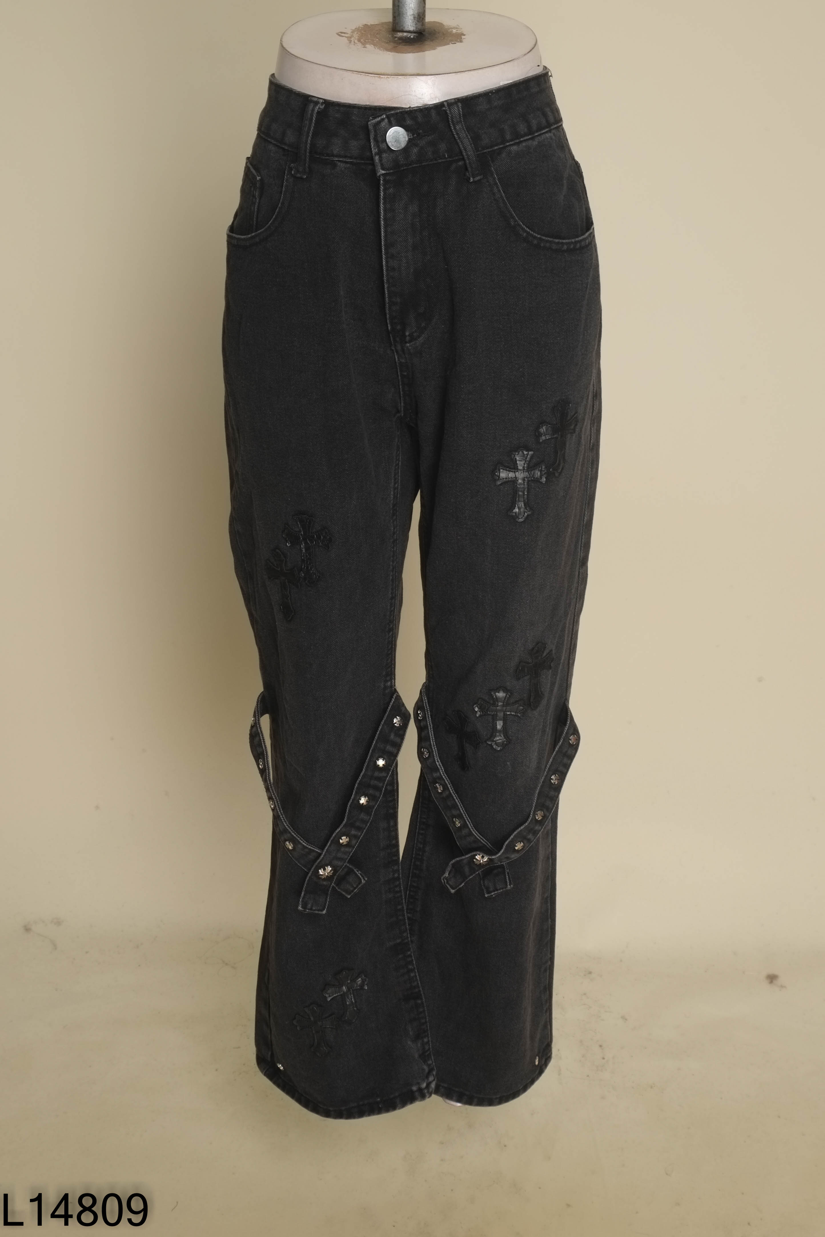Quần jeans đen họa tiết ống loe