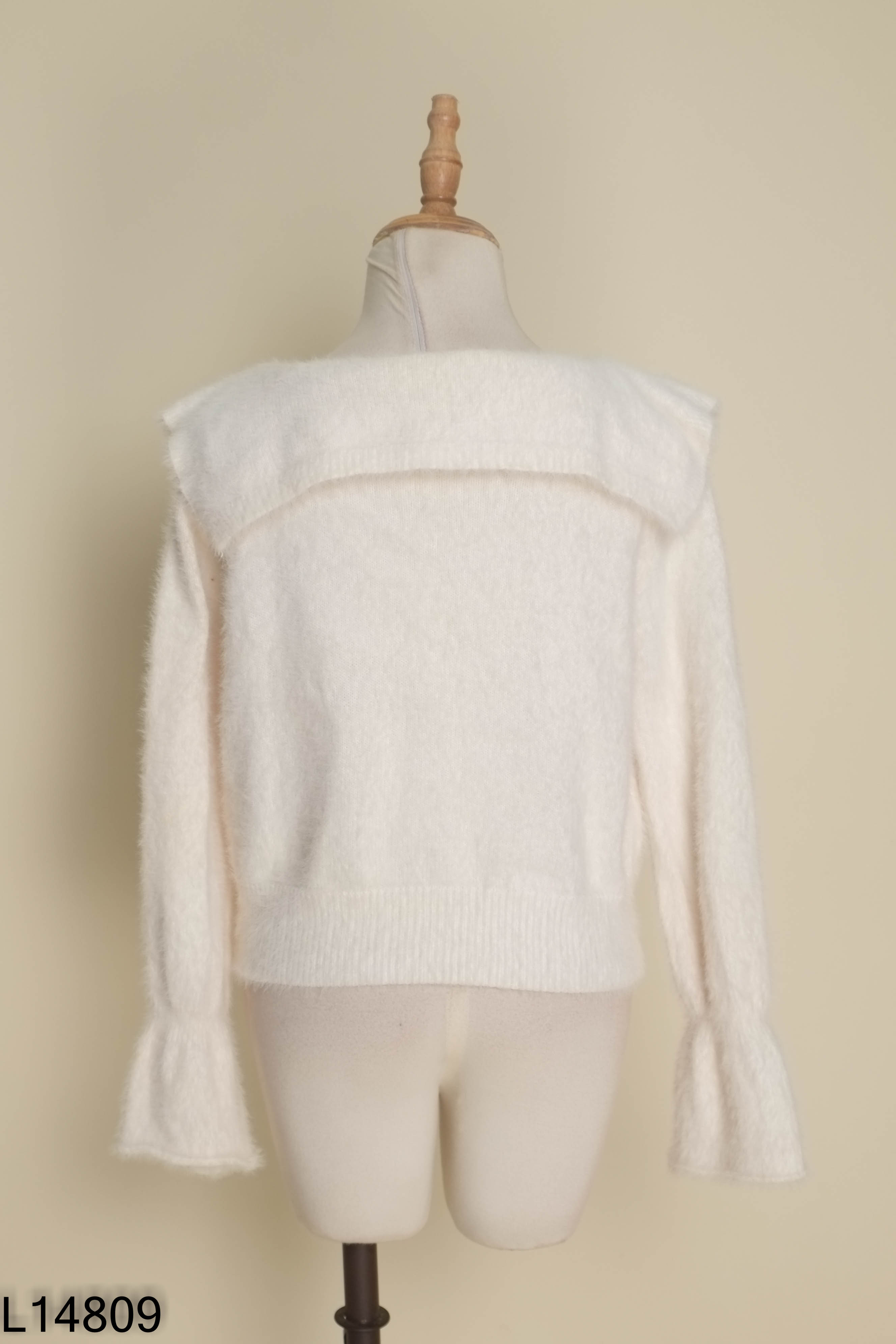 Áo len cardigan lông trắng phối cúc