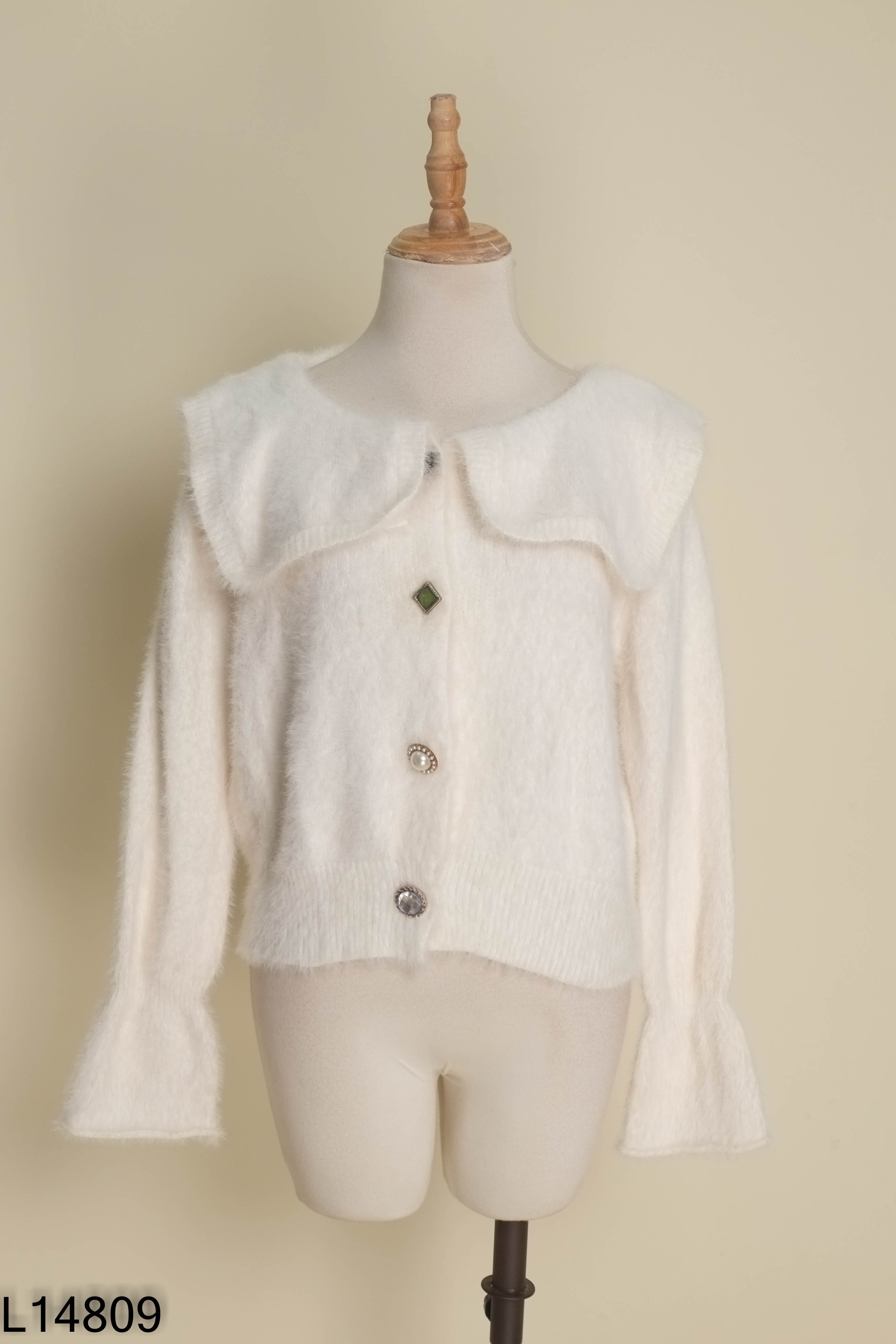 Áo len cardigan lông trắng phối cúc
