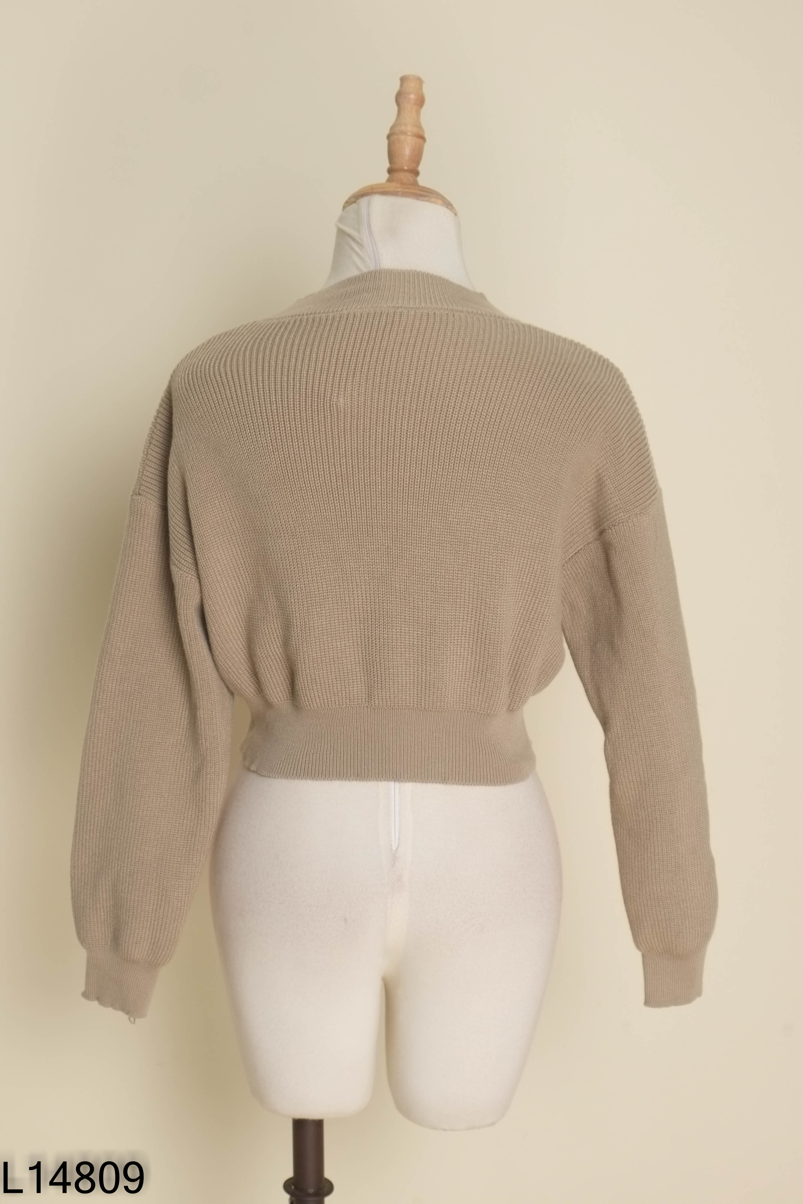 Áo len croptop nâu thêu chữ