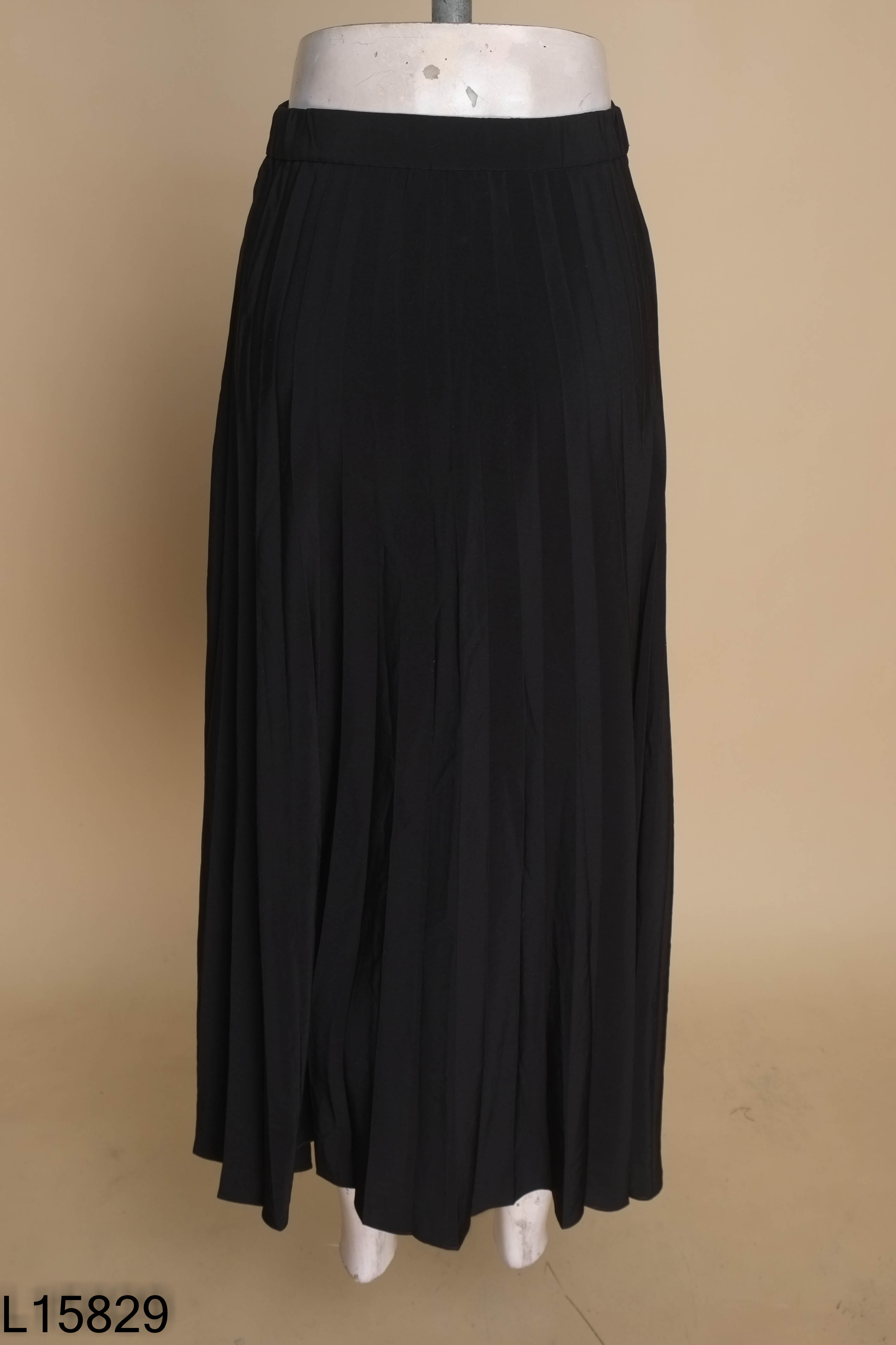 Chân váy đen PULL BEAR xếp ly