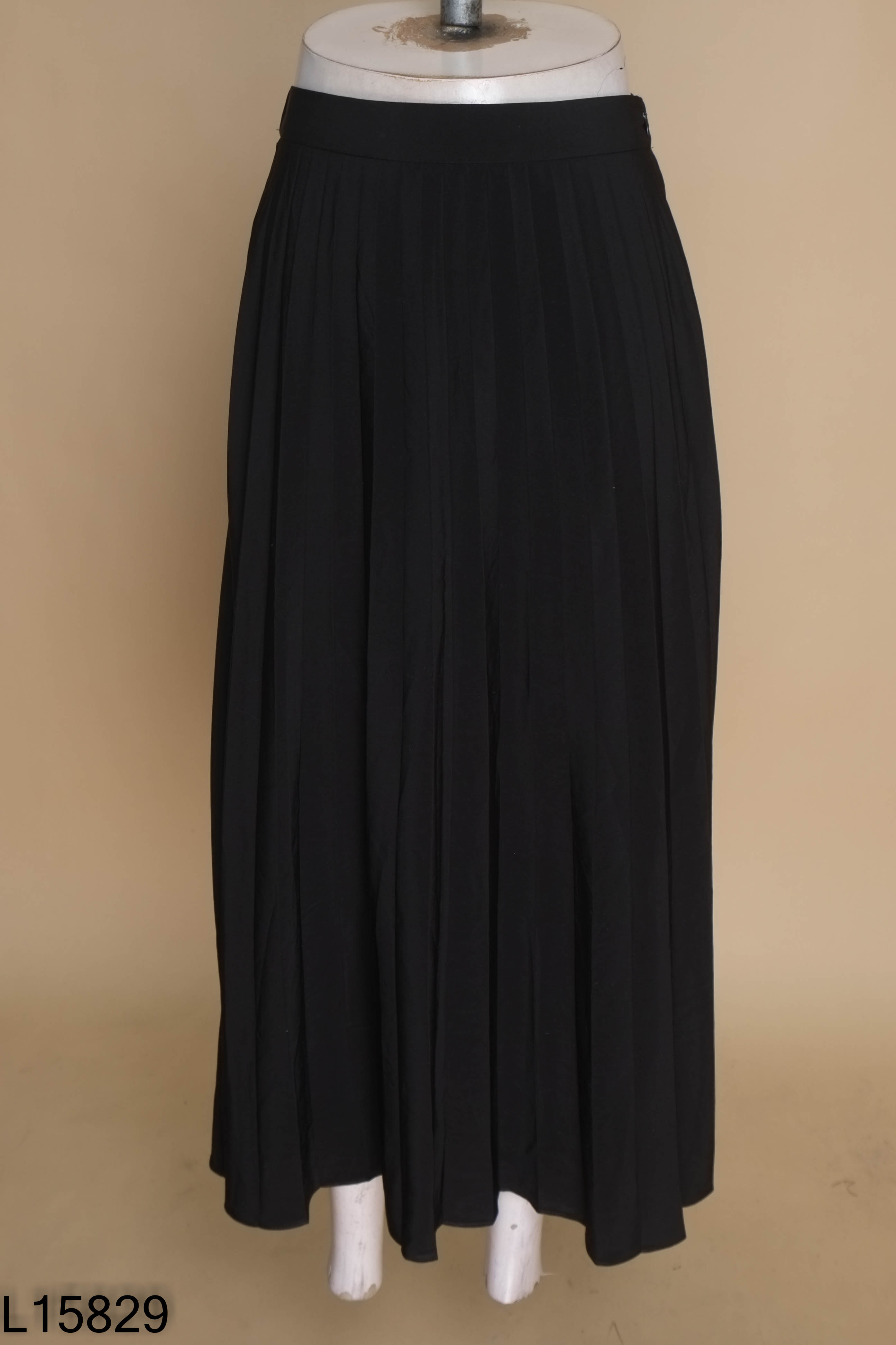 Chân váy đen PULL BEAR xếp ly