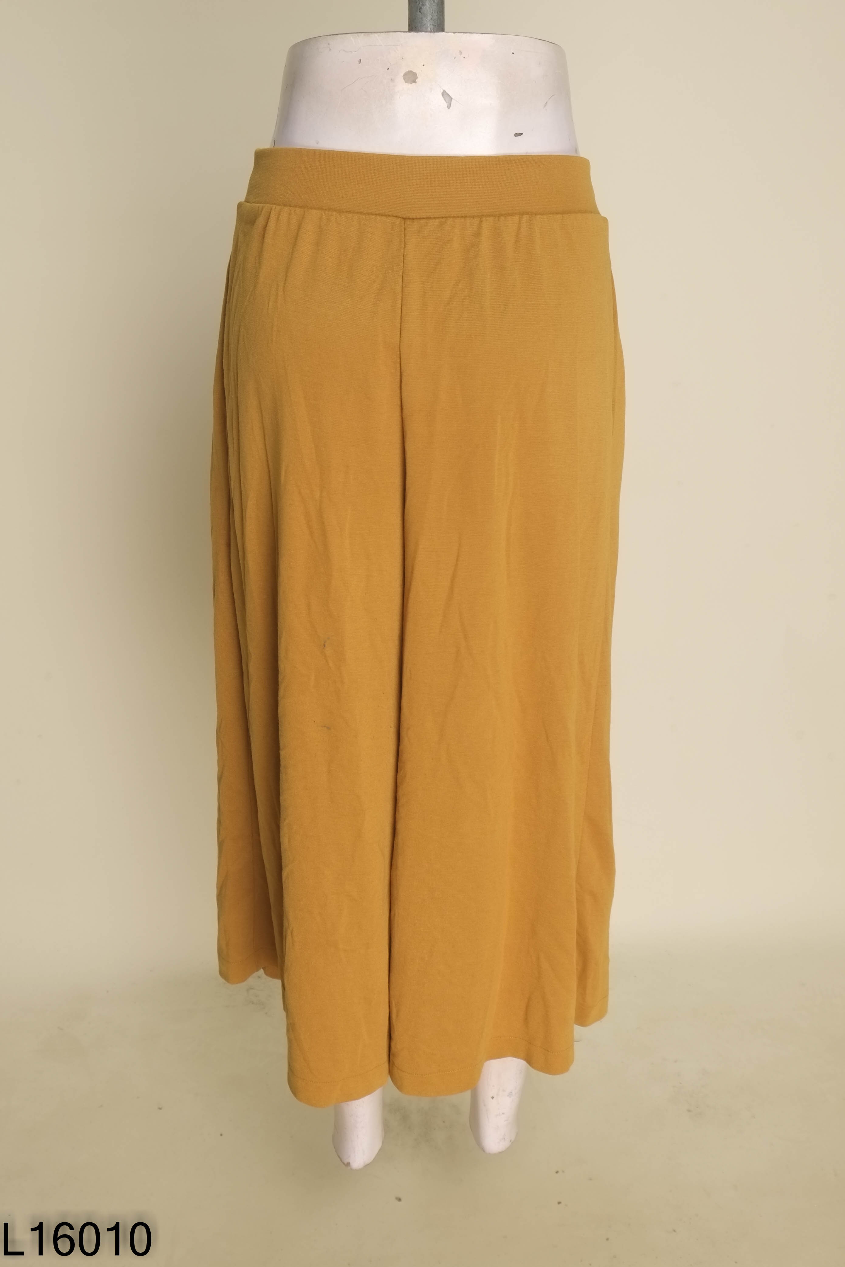 Quần UNIQLO xanh rêu