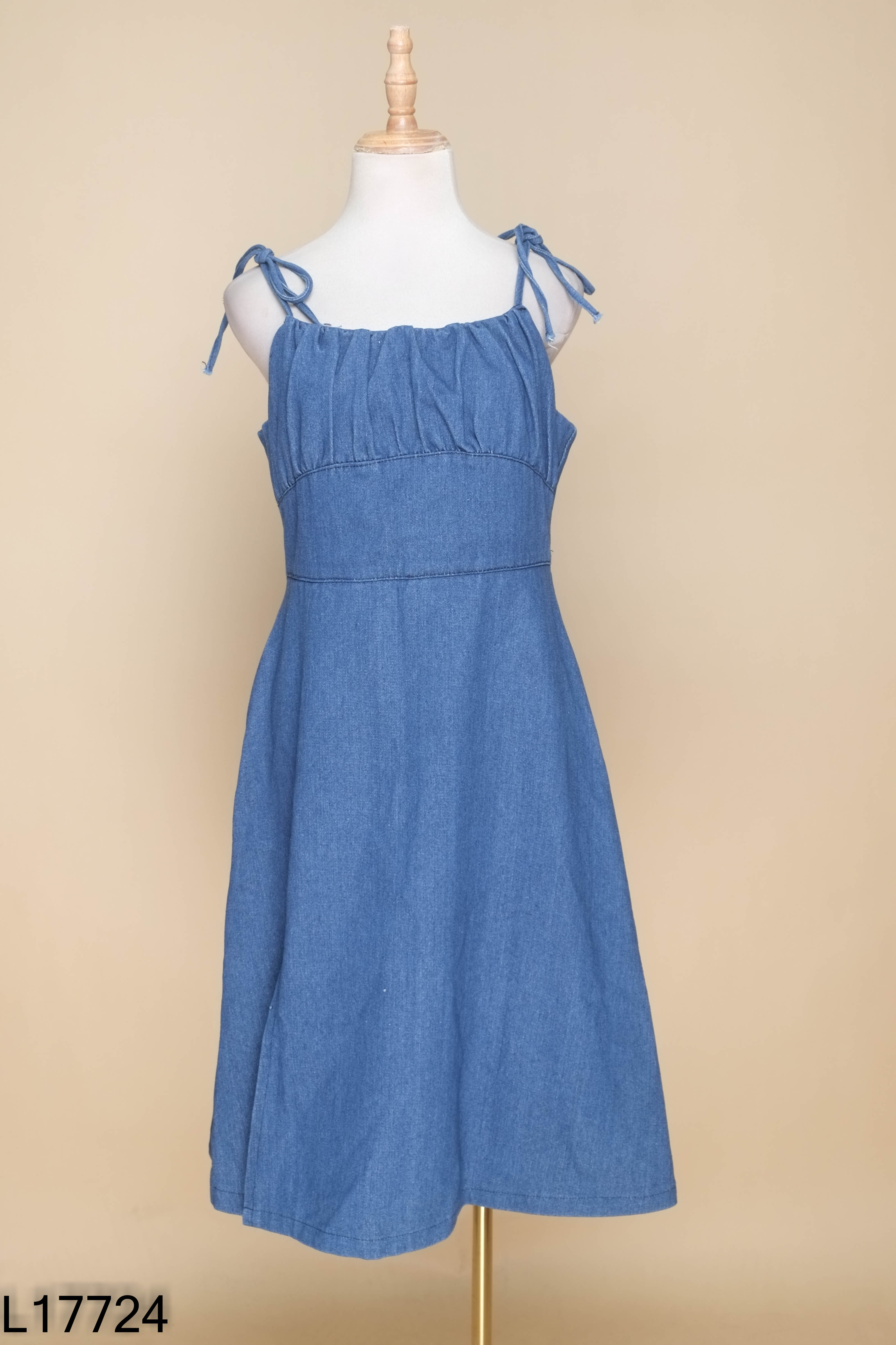 Váy jeans hai dây xanh xẻ
