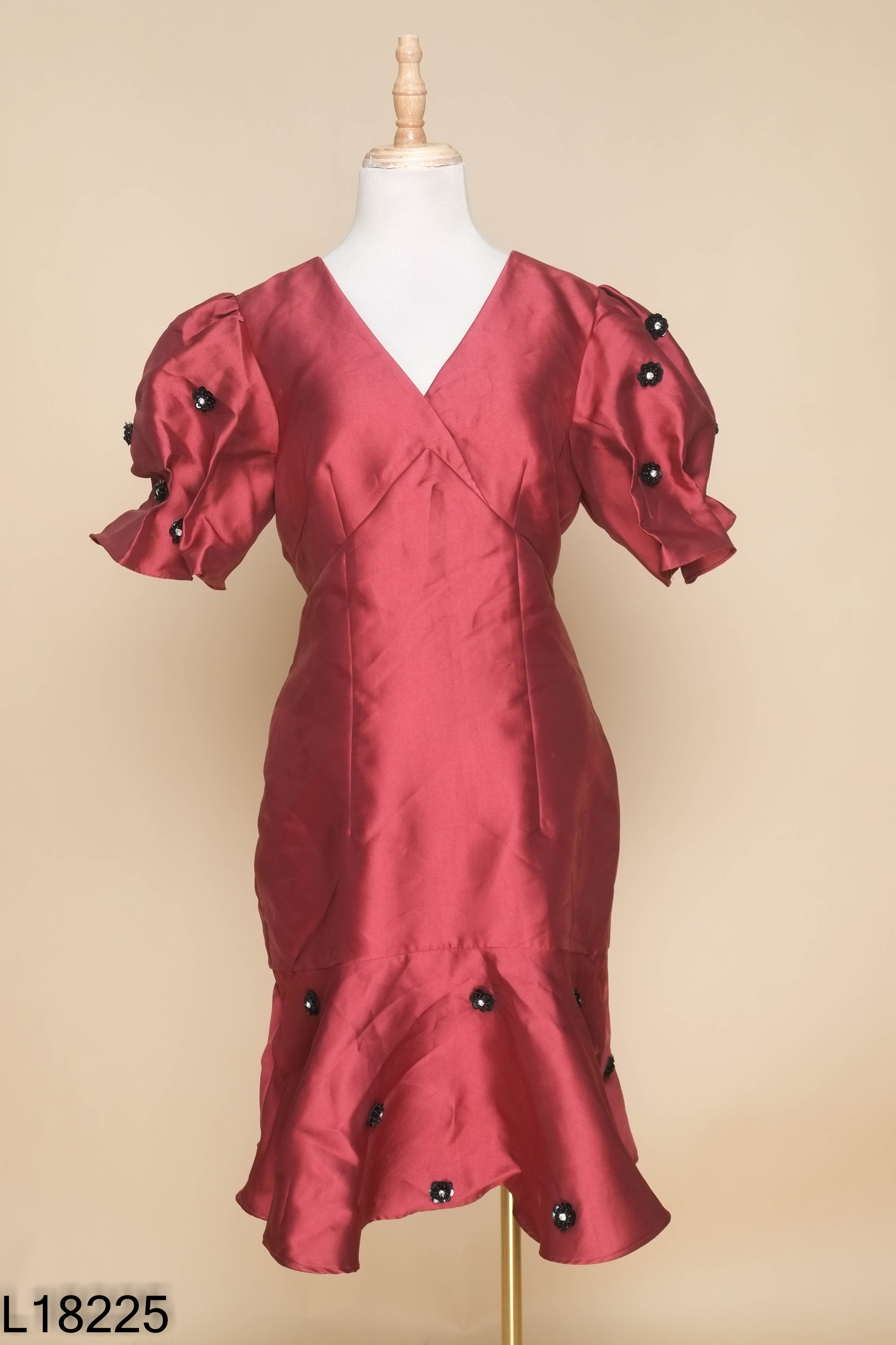 Váy taffta đỏ H'ALLURE đính hoa
