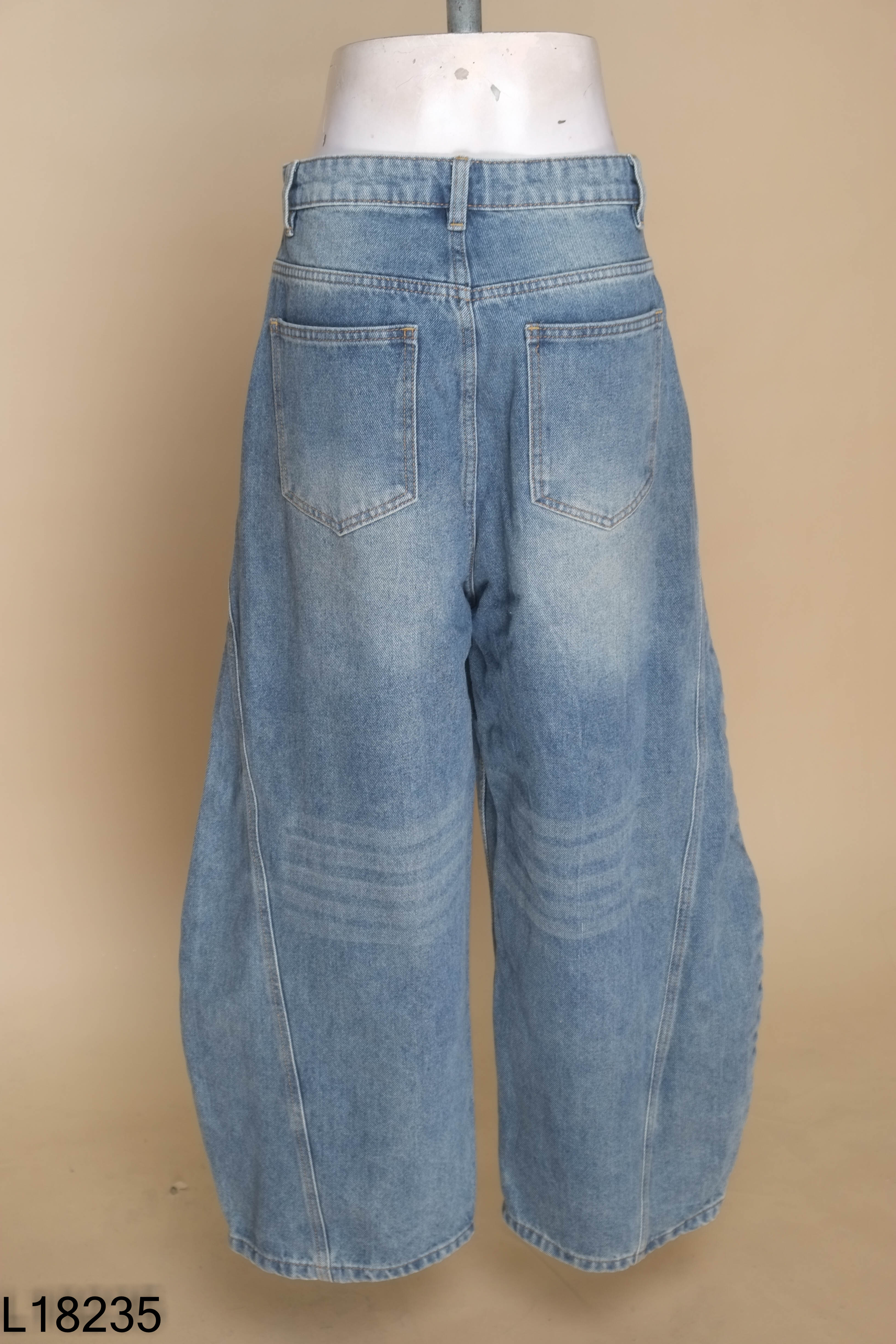 Quần jeans xanh ống rộng