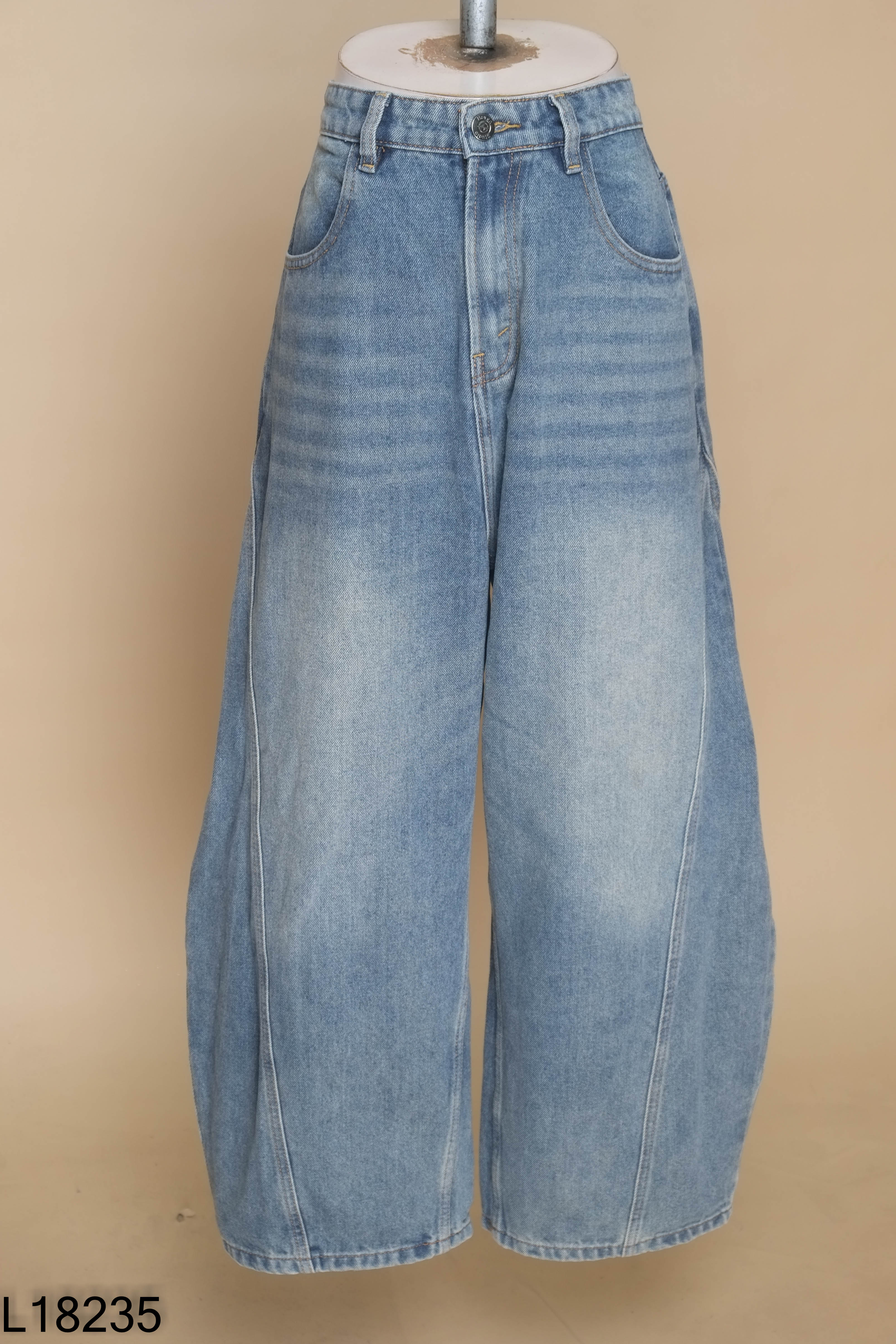 Quần jeans xanh ống rộng