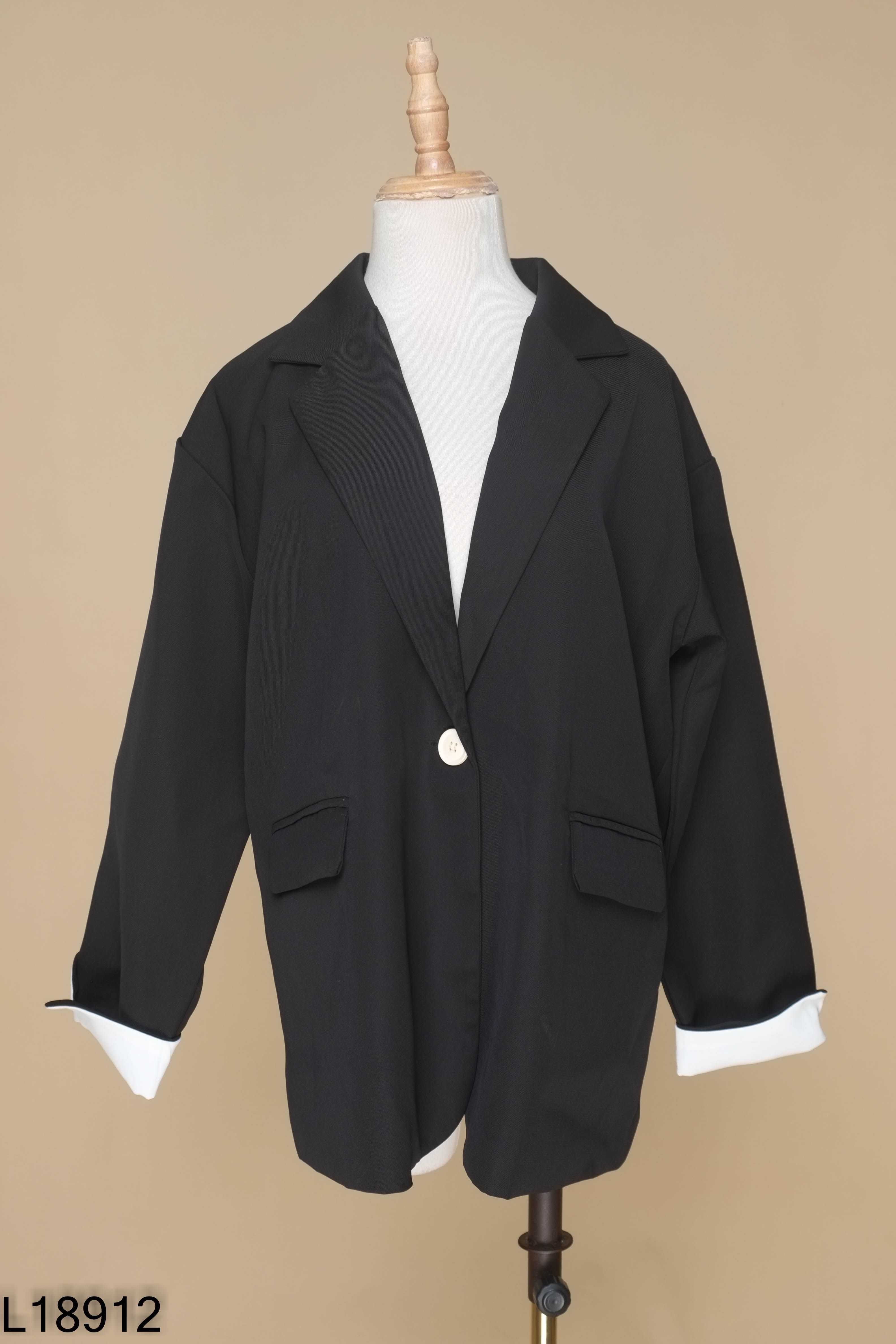 Áo blazers đen tay trắng
