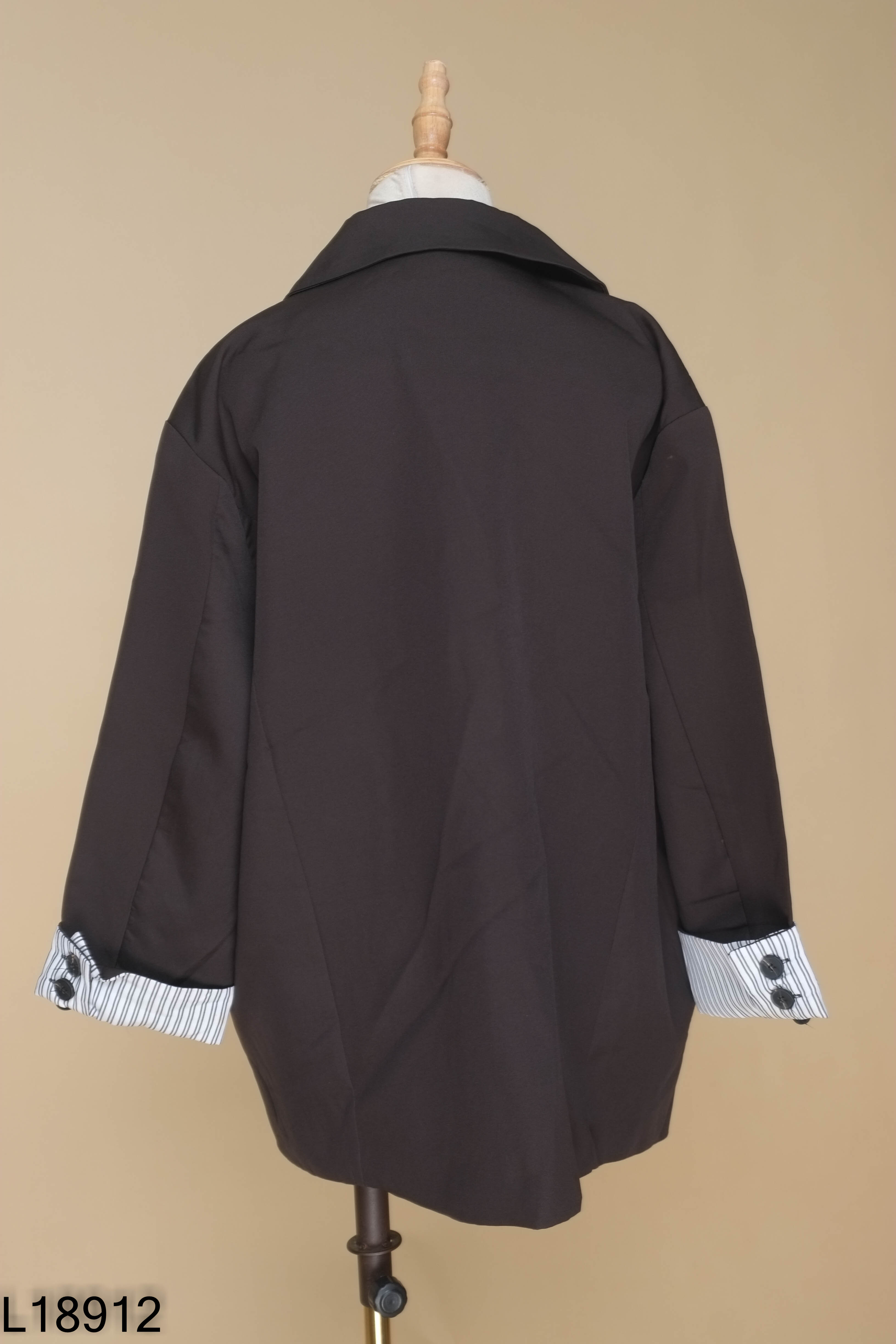Áo blazers đen tay sọc