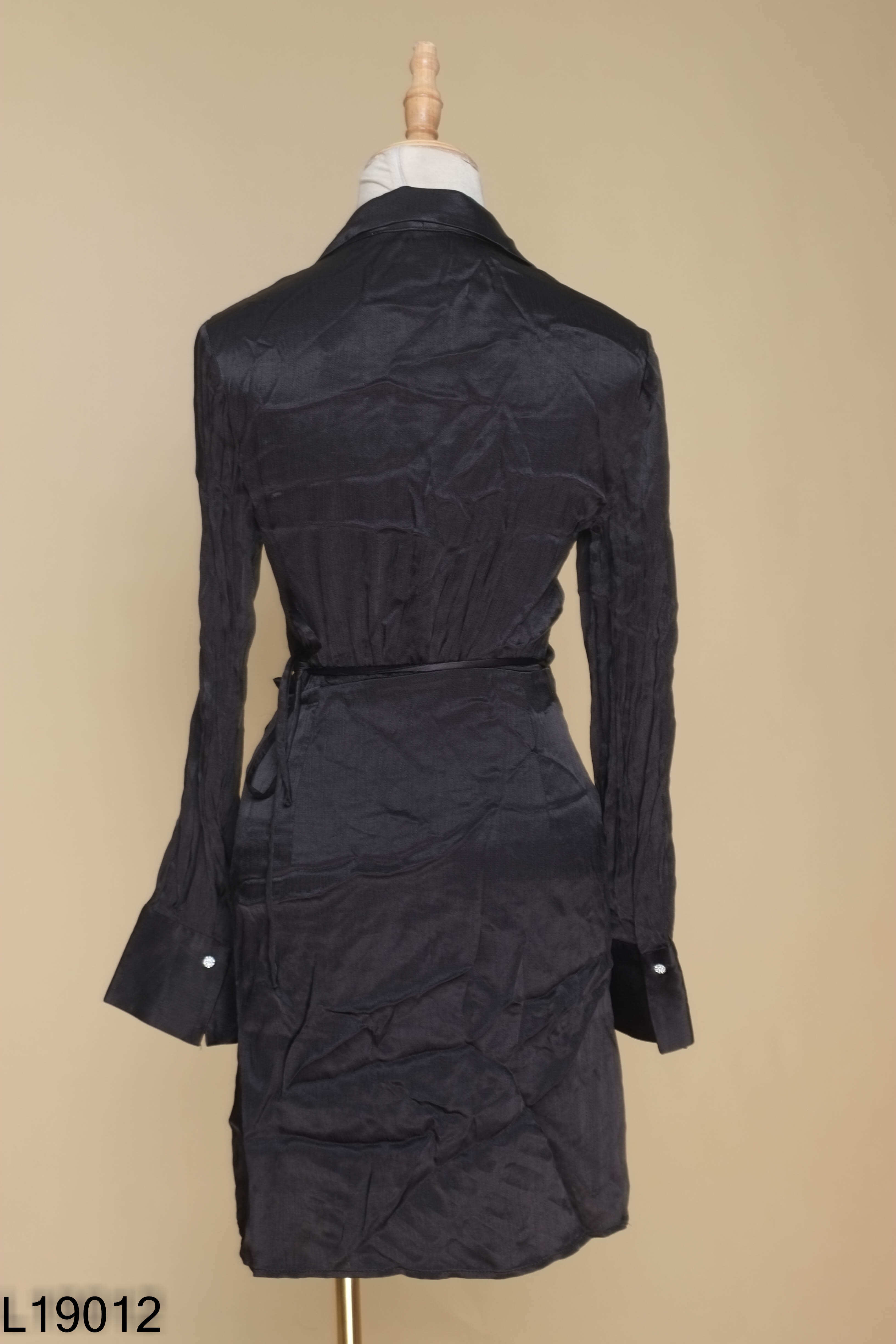 Váy MANGO lụa đen cổ vest