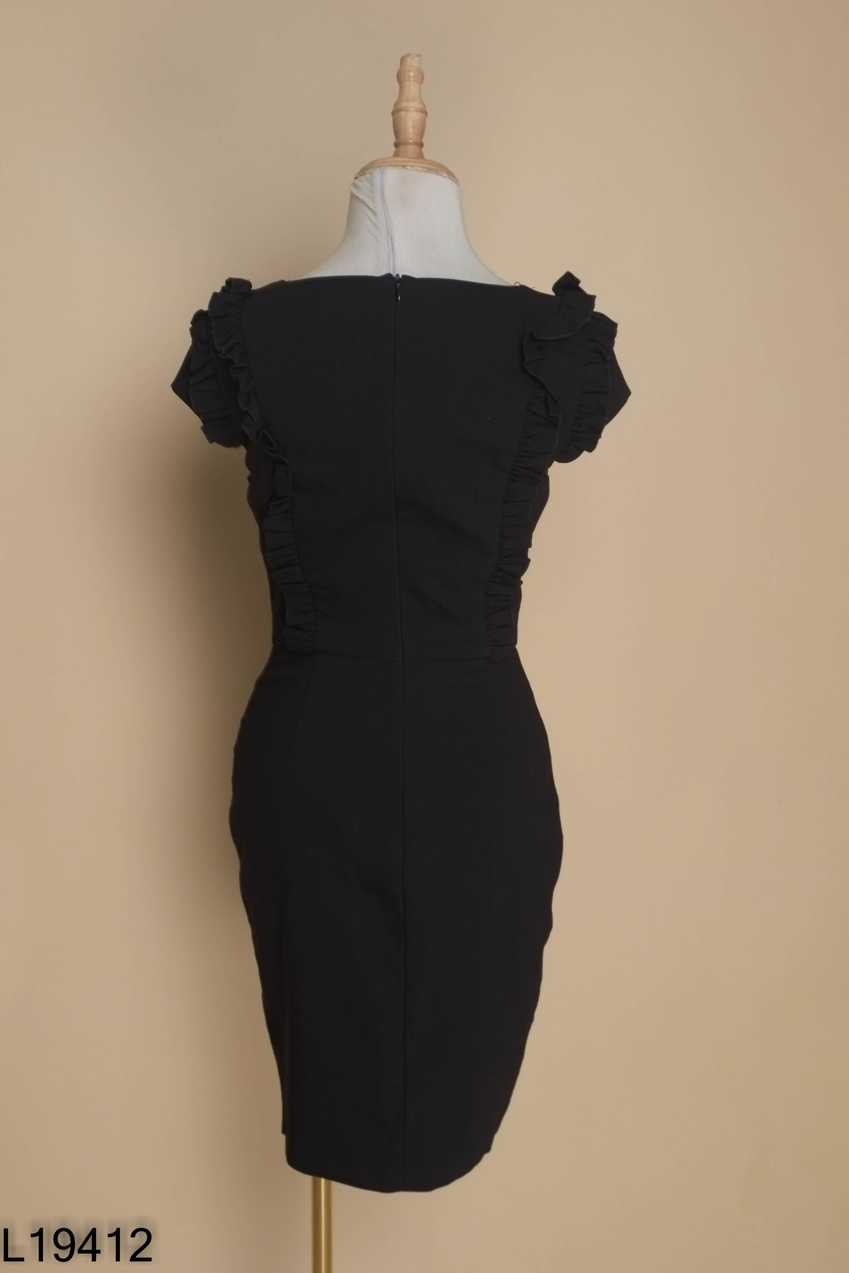 Váy ZARA đen cổ V