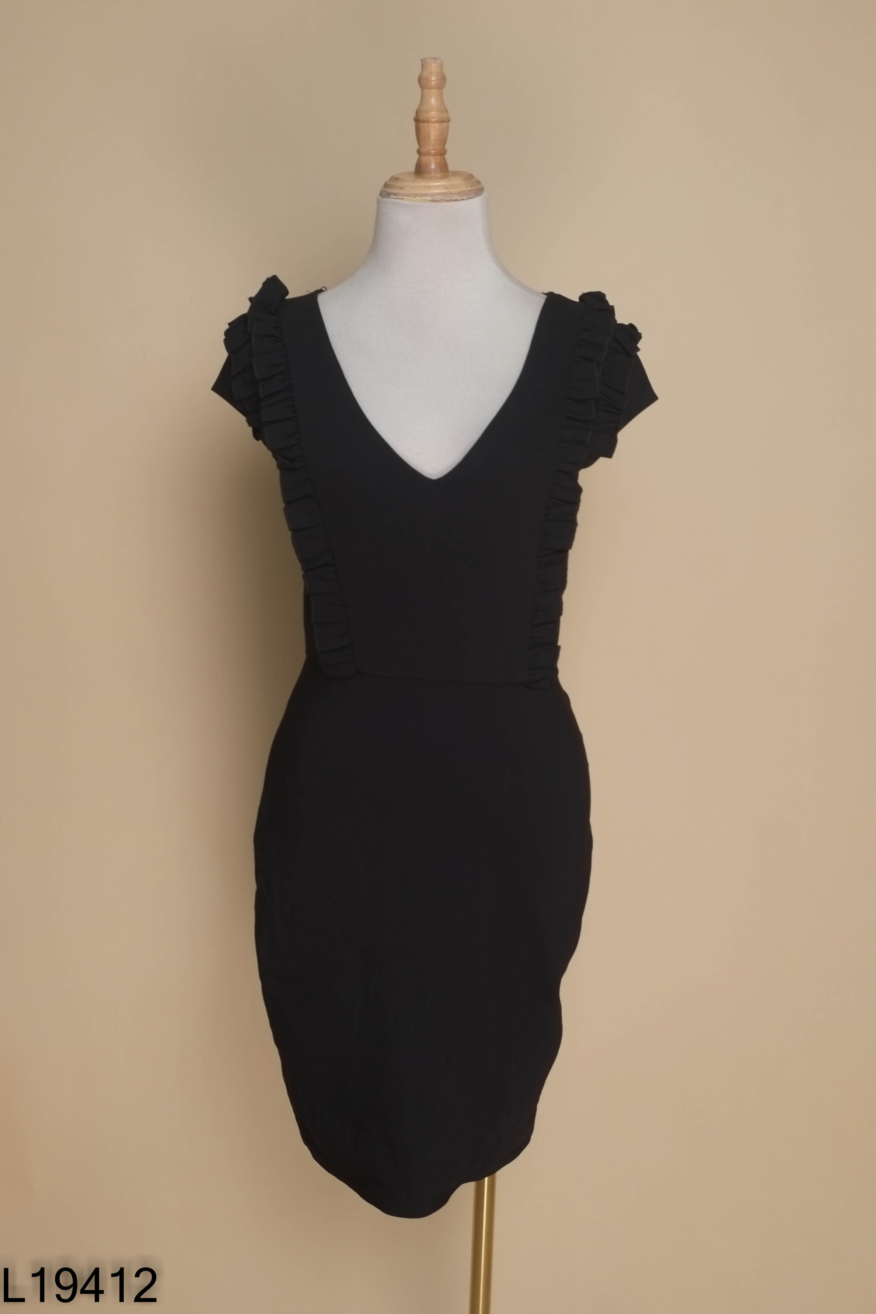 Váy ZARA đen cổ V