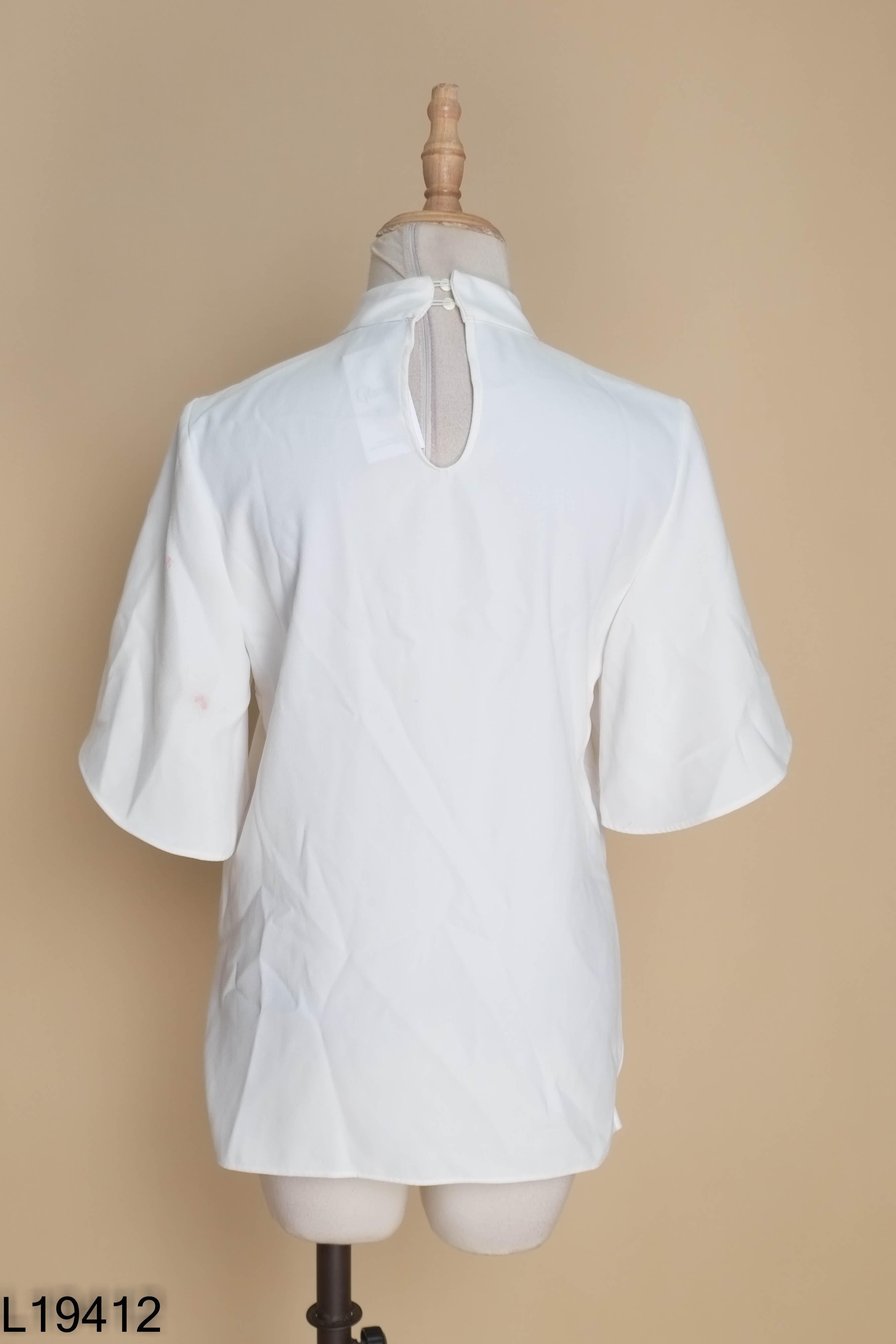 Áo ZARA trắng khoét ngực