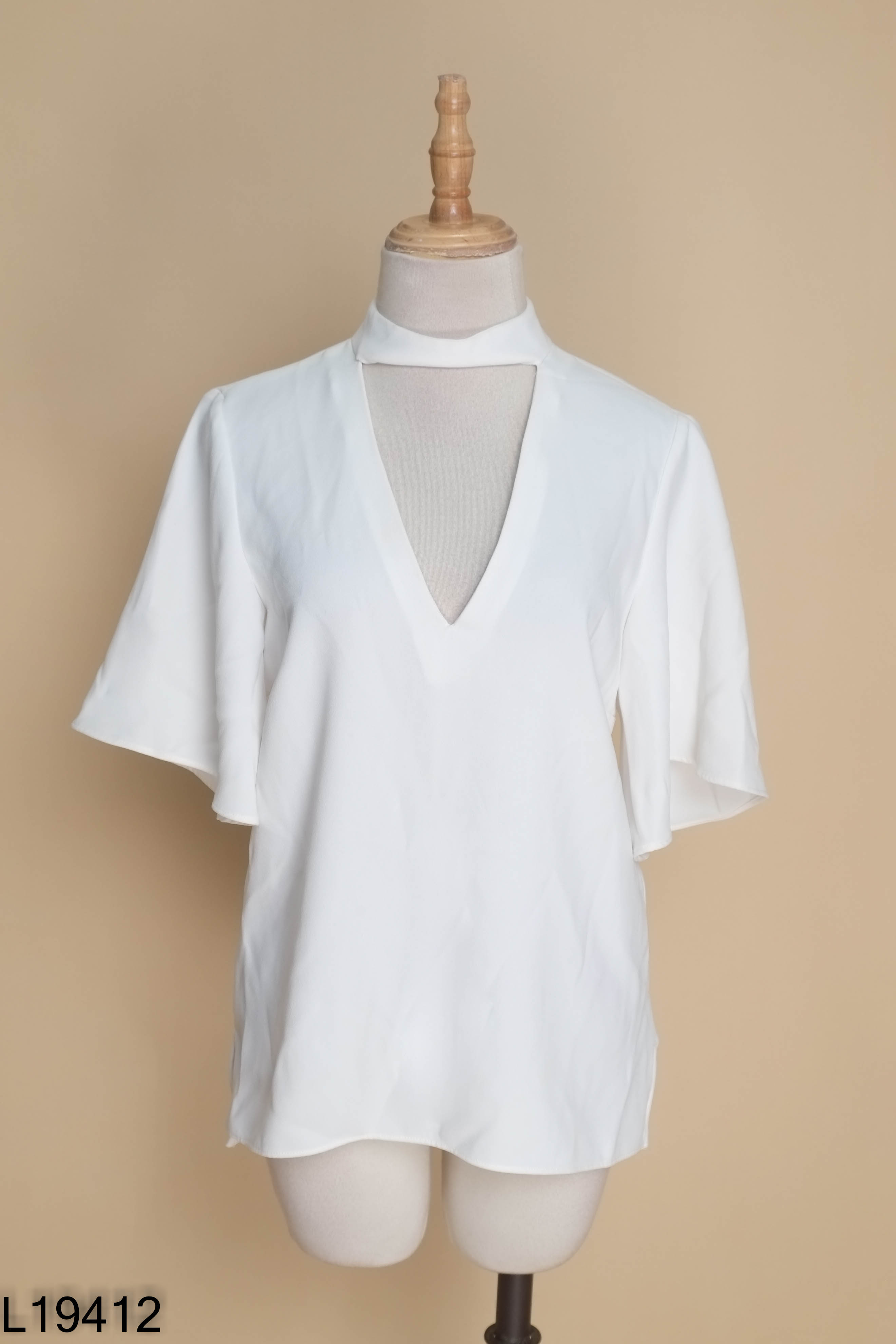 Áo ZARA trắng khoét ngực